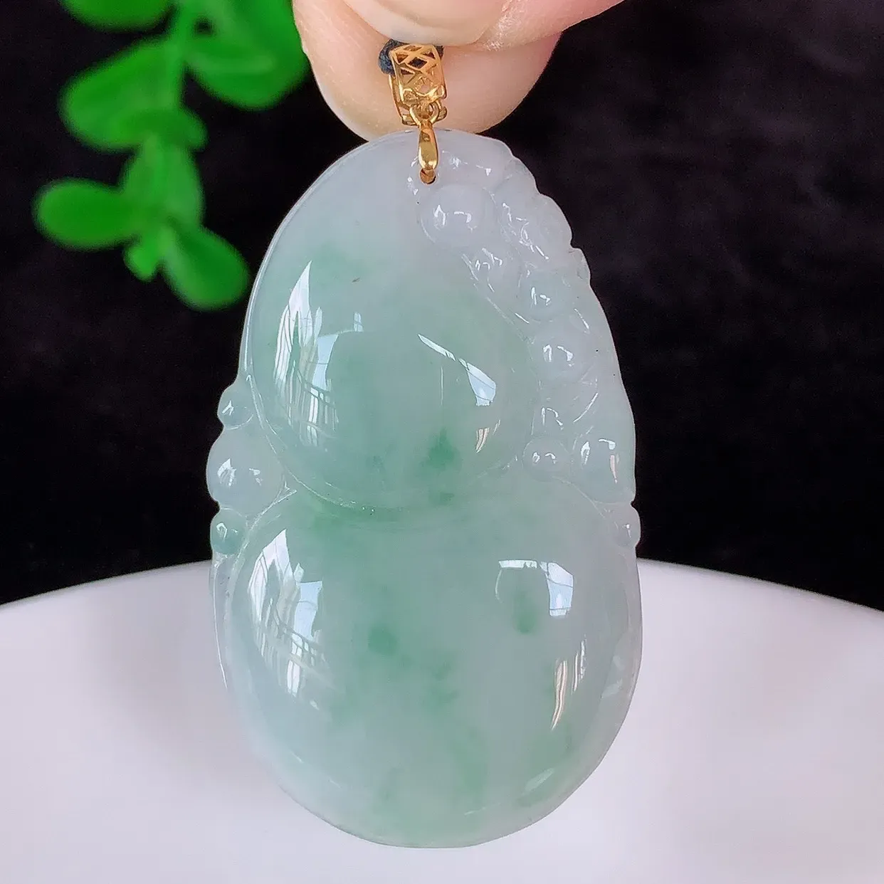 自然光实拍，18K金镶嵌冰润冰糯种飘花翡翠葫芦吊坠，翡翠葫芦 寓意福禄双全，财源滚滚，佩戴效果优雅迷人！#00.7