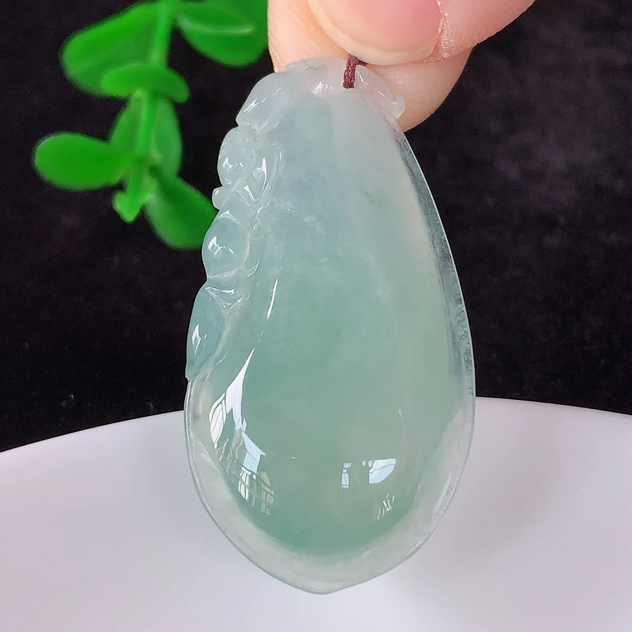 自然光实拍，冰润冰种晴底色翡翠招财福瓜吊坠，翡翠福瓜招财瓜 冰润且起胶感，佩戴效果优雅迷人！#57.7