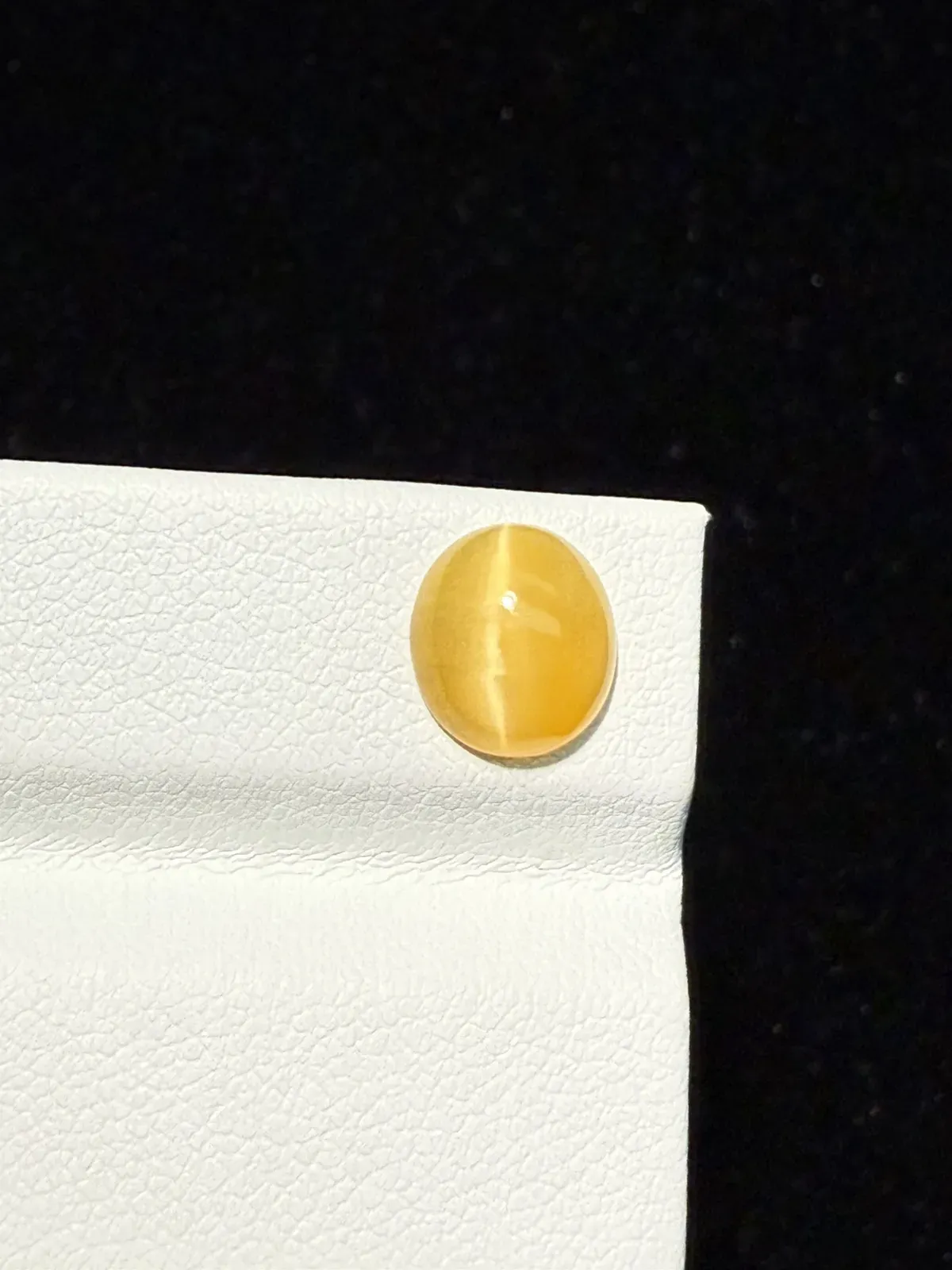 1.57ct天然欧泊猫眼裸石，尺寸9.3*8.2*3.7mm，颜色美艳 ，眼线犀利