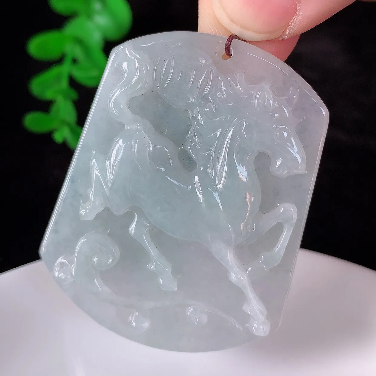 自然光实拍 冰润冰种翡翠生肖马吊坠，马上有钱，种老水足，翠色灵动，寓意美好，佩戴时尚出众！#60.7