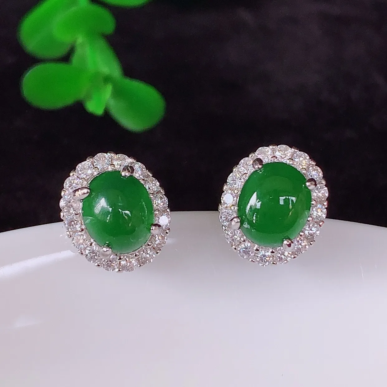冰透满绿翡翠925银镶嵌蛋面耳钉，自然光实拍，翠色灵动，颜色漂亮 种老水足，品相佳，佩戴佳品！#96.7整体10.5*9*18.8裸石6.6*5.5