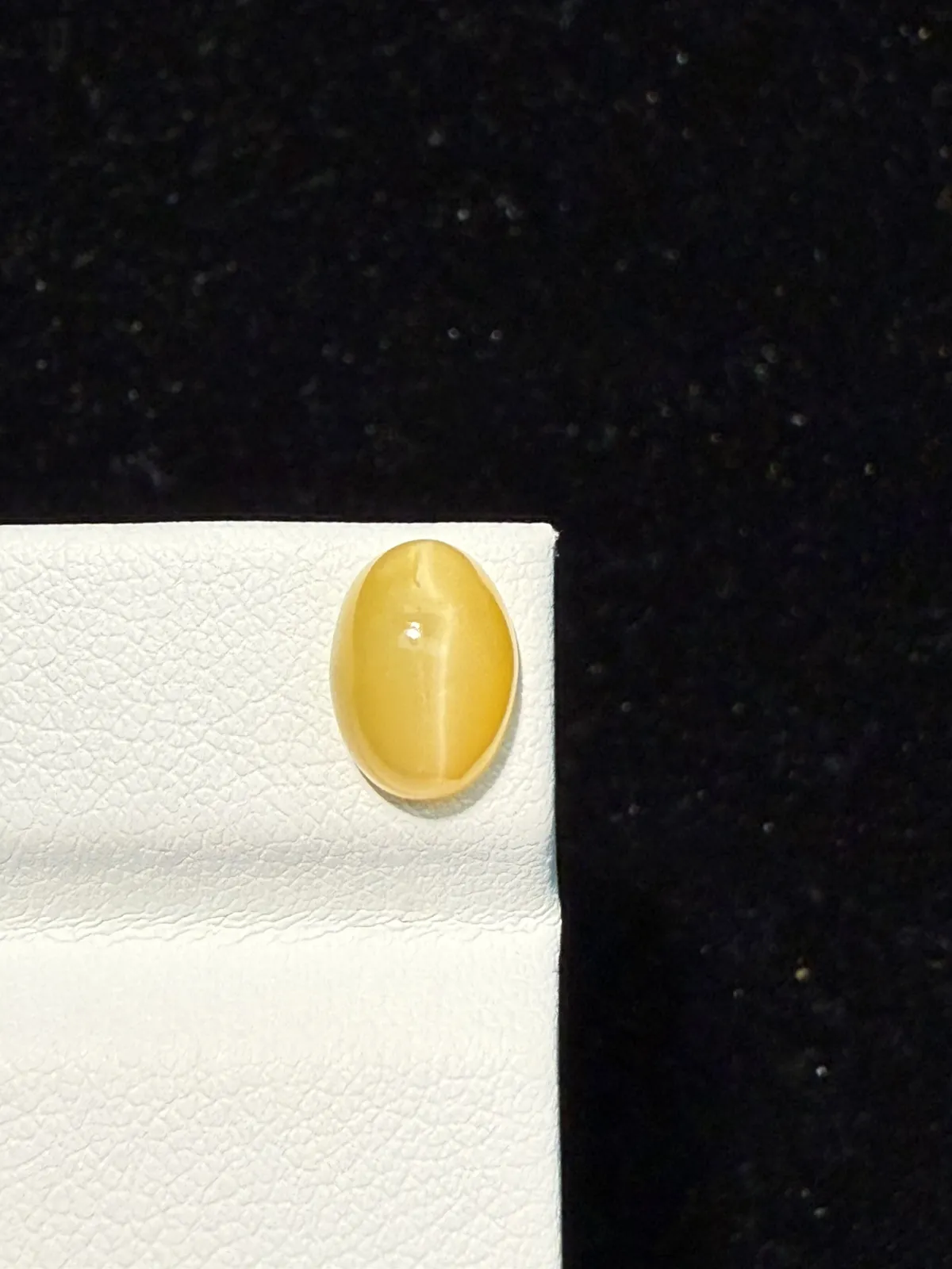 1.84ct天然欧泊猫眼裸石，尺寸9.6*7*4.8mm，颜色美艳 ，眼线犀利