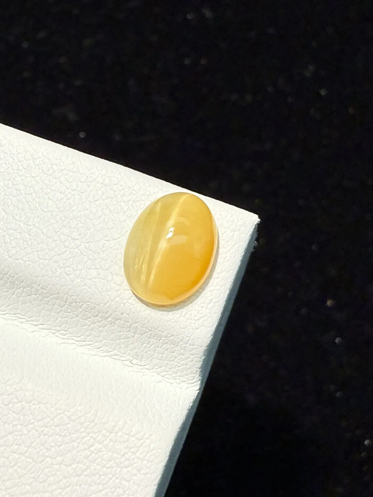 1.57ct天然欧泊猫眼裸石，尺寸9.5*7.3*4.4mm，颜色美艳 ，眼线犀利