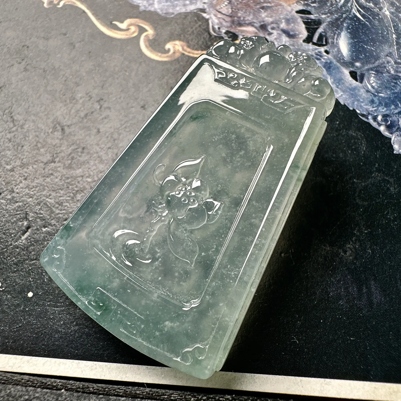 【冰种飘花一路有你】精工雕琢，质地冰润细腻，种老起胶感，通透感很不错，雕工非常精细