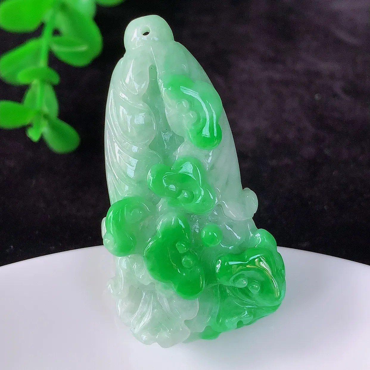 自然光实拍 冰润冰糯种飘阳绿翡翠招百财白菜吊坠，百财聚来，财源滚滚，色泽鲜艳，精工水润的白菜，性价比高！#1.7