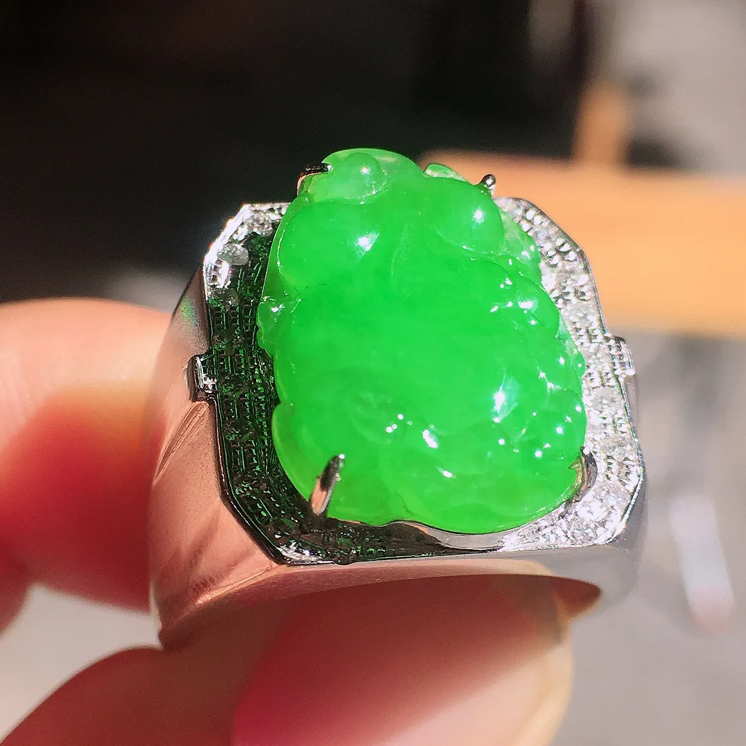 阳绿貔貅戒指，色泽均匀艳丽，玉质细腻，荧光感超
强，饱满水润，气质满满。18k
金豪华镶嵌