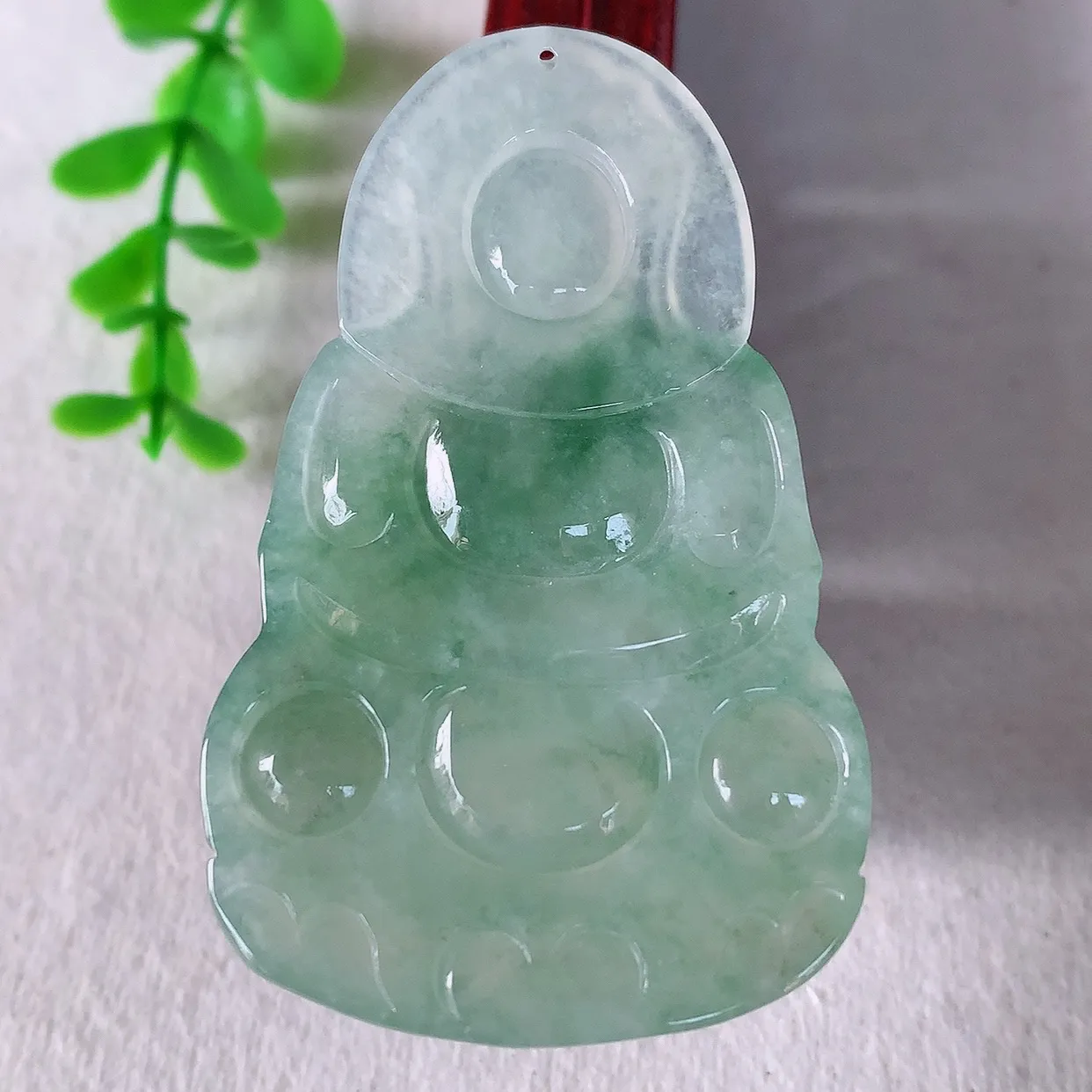 自然光实拍 大件冰种飘绿花翡翠观音吊坠，赐福翡翠观音，翠色迷人，观音面相端庄，佩戴时尚出众！#57.7
