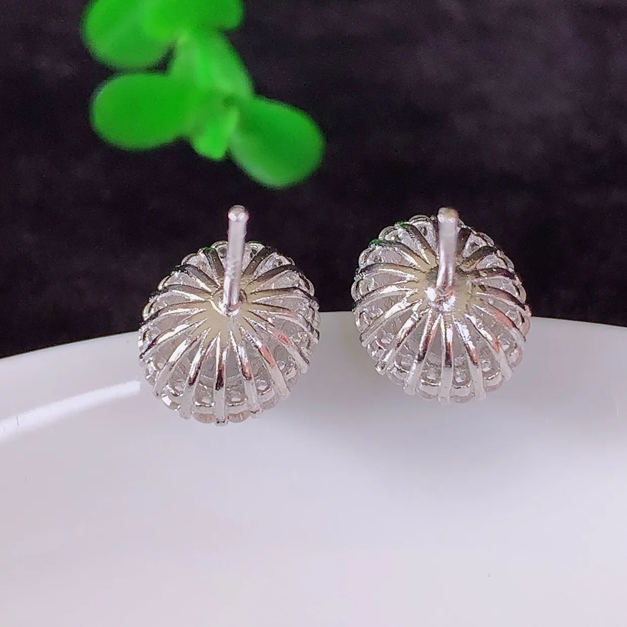 冰透满绿翡翠925银镶嵌蛋面耳钉，自然光实拍，翠色灵动，颜色漂亮 种老水足，品相佳，佩戴佳品！#96.7整体10.5*9*18.8裸石6.6*5.5