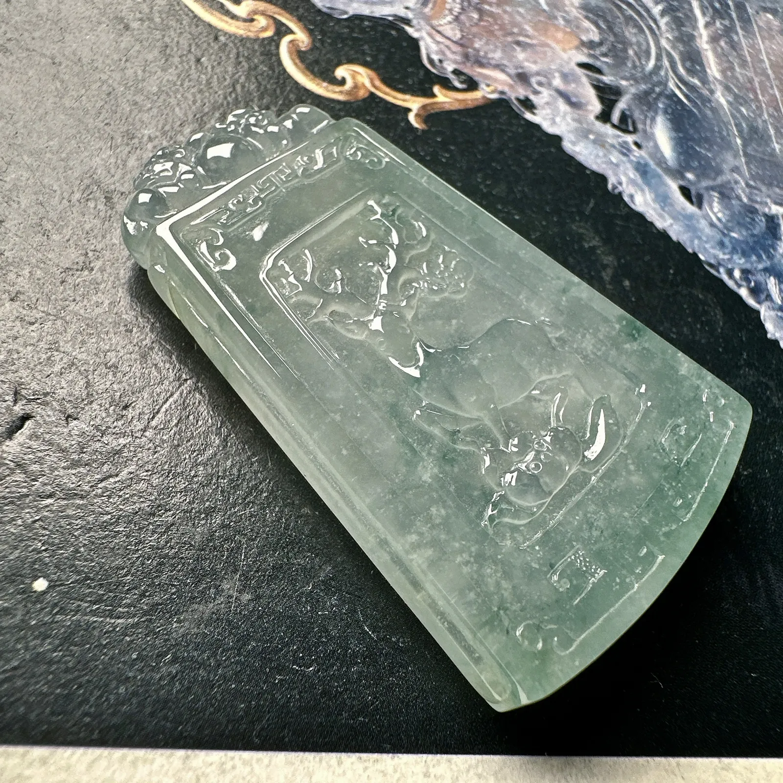 【冰种飘花一路有你】精工雕琢，质地冰润细腻，种老起胶感，通透感很不错，雕工非常精细