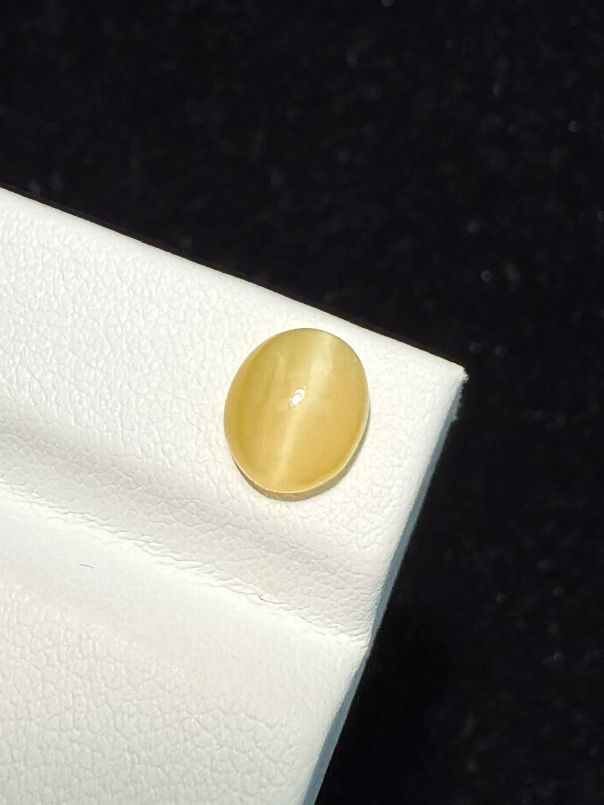 1.49ct天然欧泊猫眼裸石，尺寸8.6*7.5*4.2mm，颜色美艳 ，眼线犀利