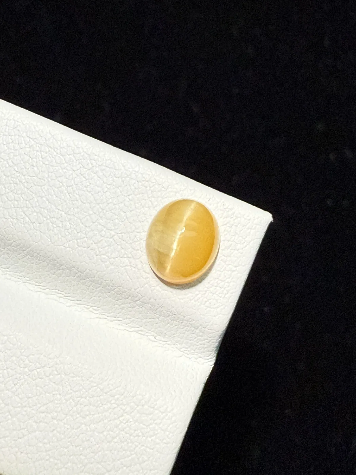 1.455ct天然欧泊猫眼裸石，尺寸7.9*6.9*4.7mm，颜色美艳 ，眼线犀利