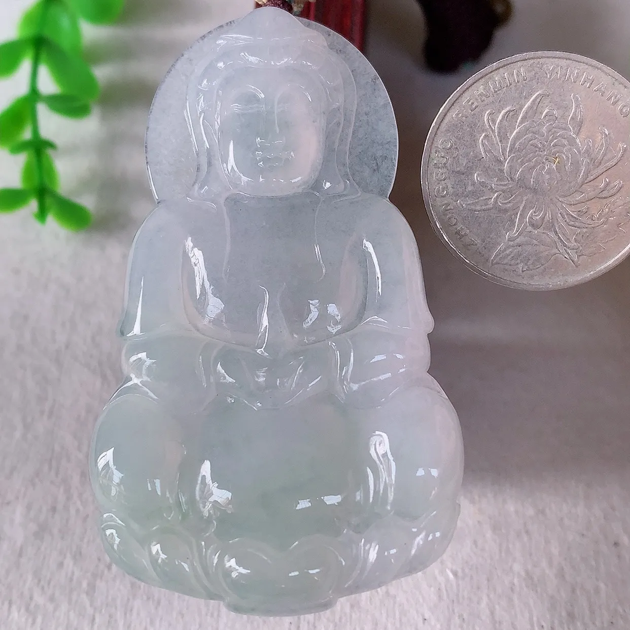 自然光实拍 大件冰种翡翠观音吊坠，赐福翡翠观音，翠色迷人，观音面相端庄，佩戴时尚出众！#57.7