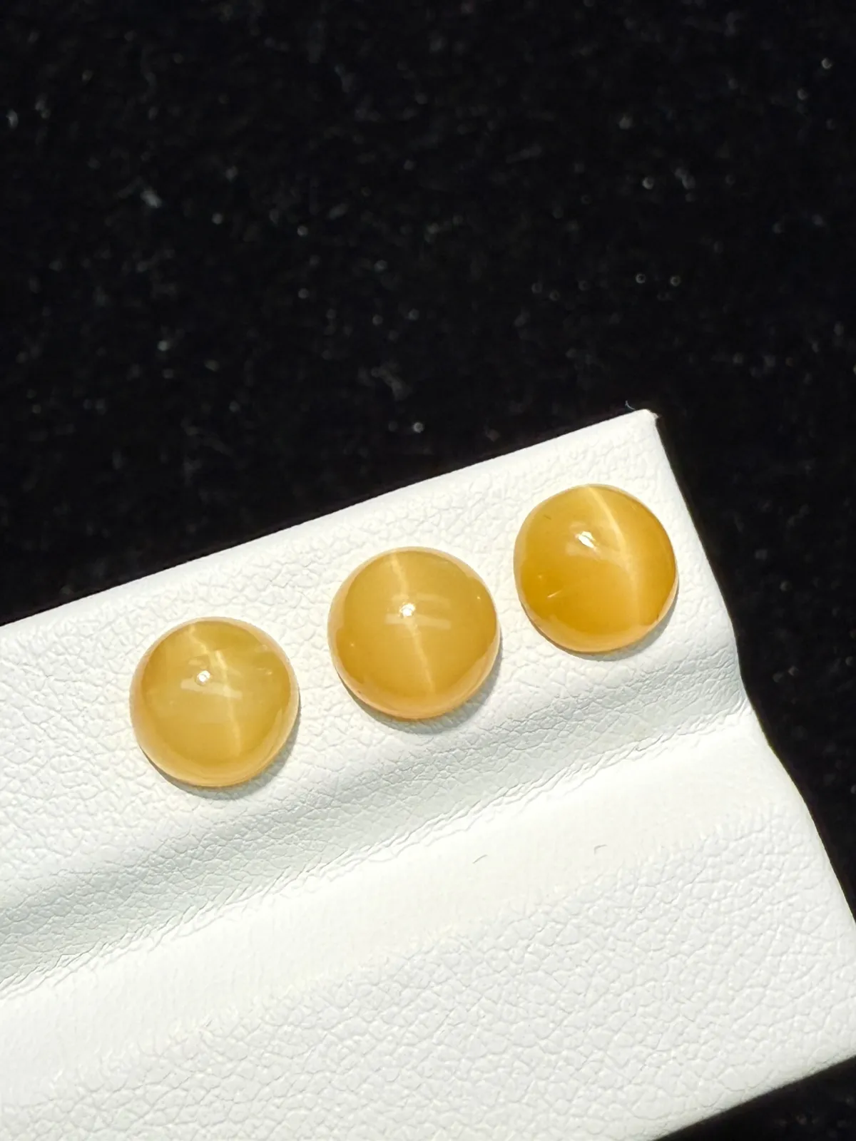 3.965ct天然欧泊猫眼裸石，尺寸7.6*7.6*4.2mm，颜色美艳 ，眼线犀利