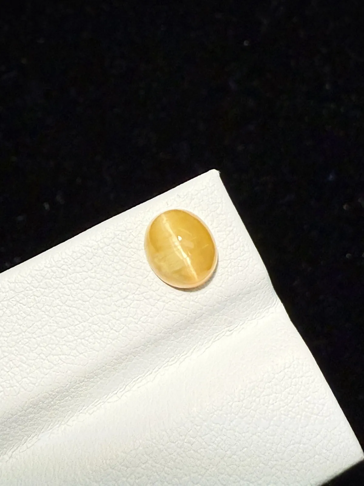 1.455ct天然欧泊猫眼裸石，尺寸7.9*6.9*4.7mm，颜色美艳 ，眼线犀利