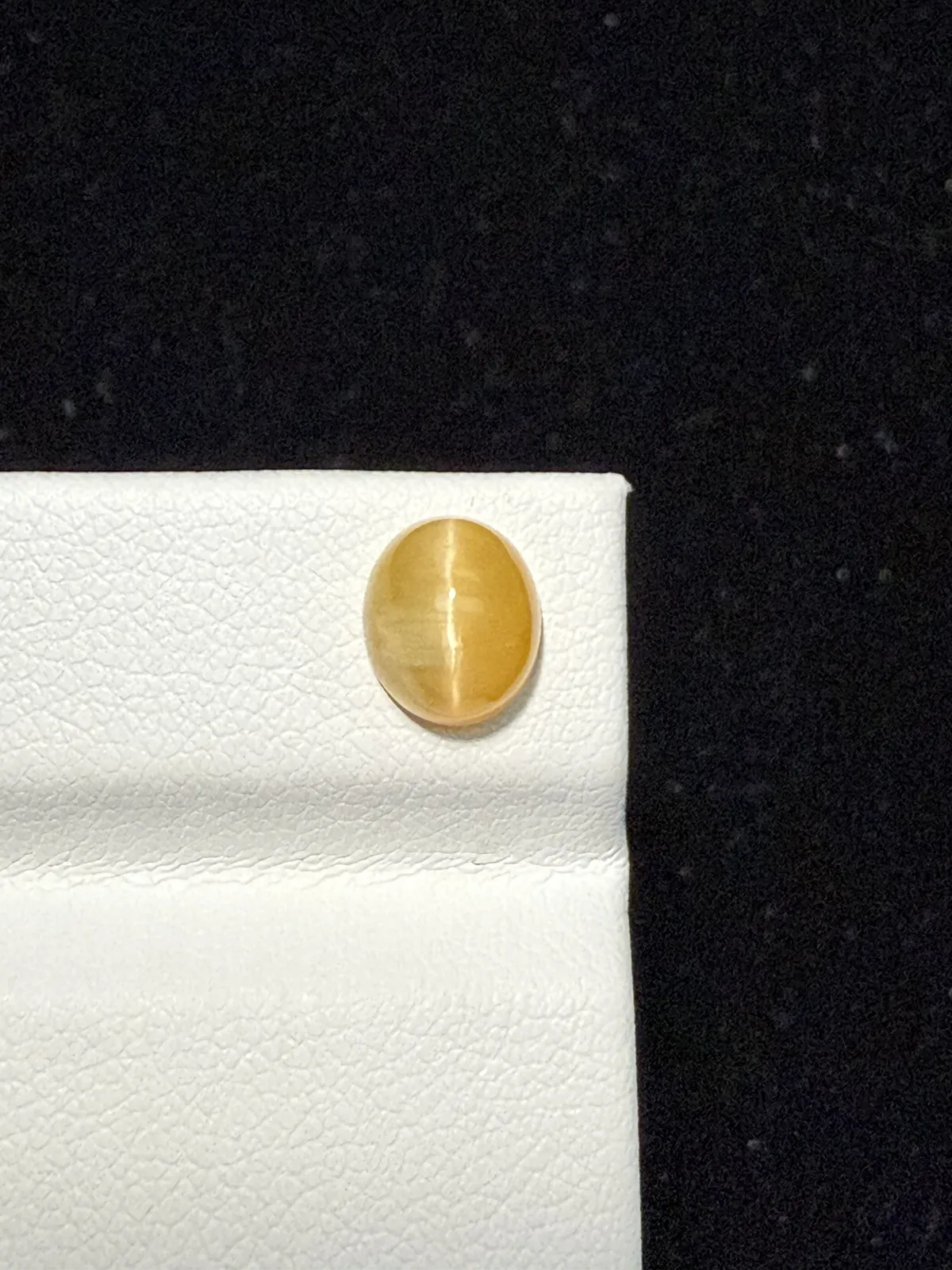 1.455ct天然欧泊猫眼裸石，尺寸7.9*6.9*4.7mm，颜色美艳 ，眼线犀利