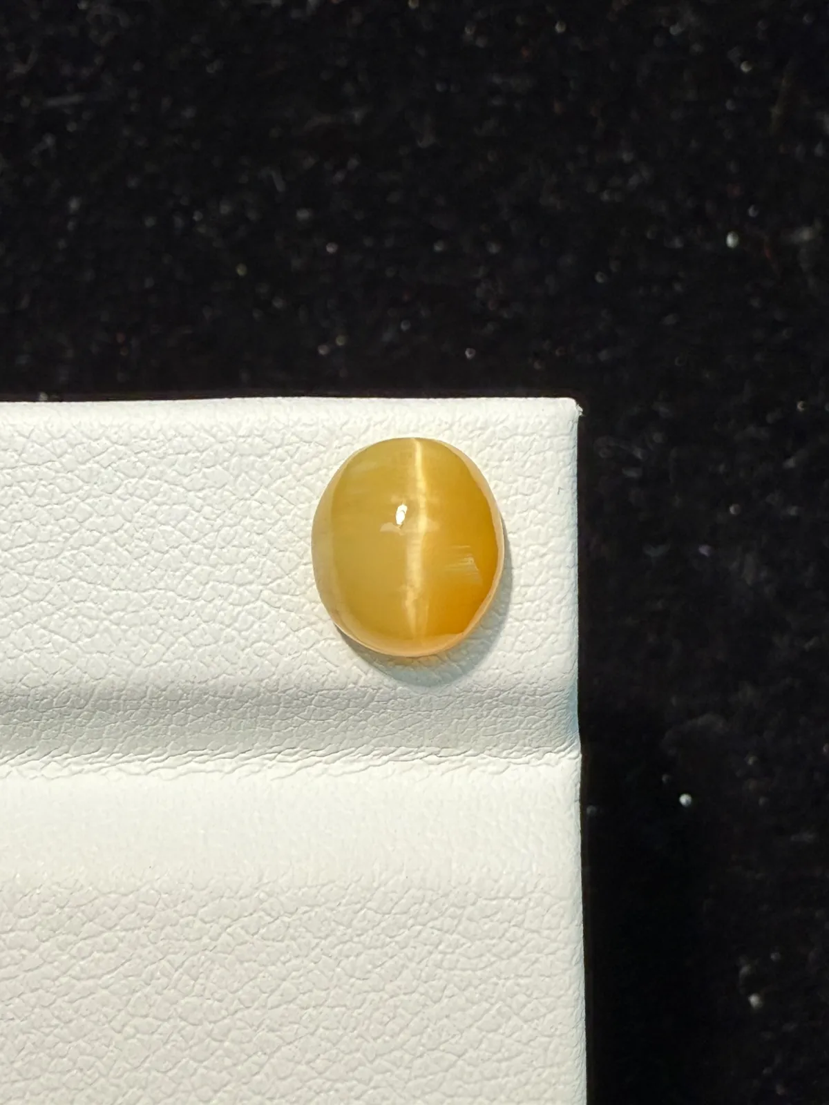 1.675ct天然欧泊猫眼裸石，尺寸8.8*7.7*4.8mm，颜色美艳 ，眼线犀利