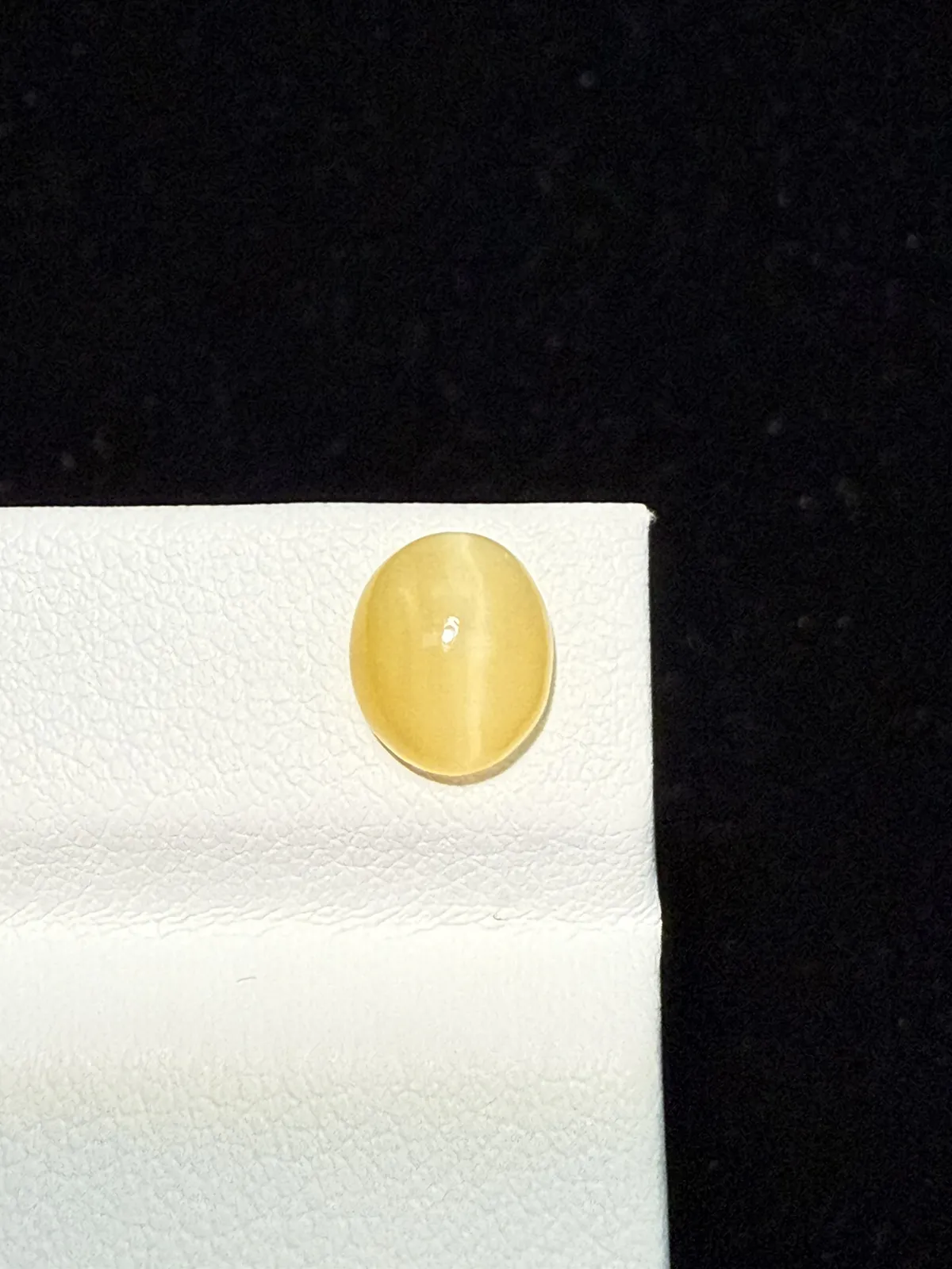 1.49ct天然欧泊猫眼裸石，尺寸8.6*7.5*4.2mm，颜色美艳 ，眼线犀利
