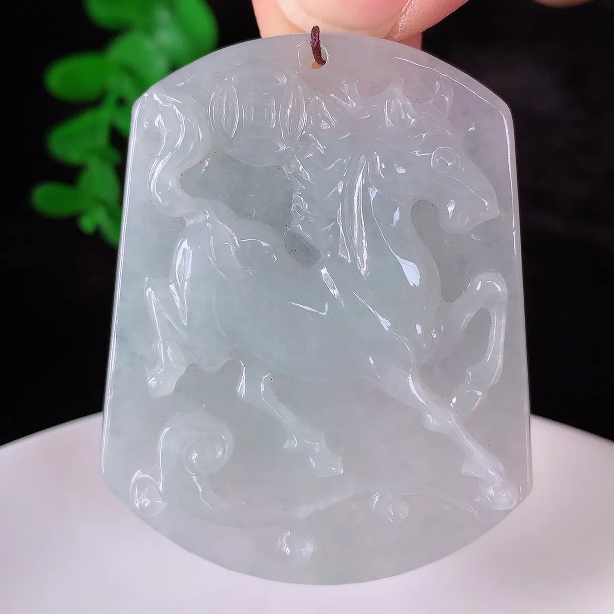 自然光实拍 冰润冰种翡翠生肖马吊坠，马上有钱，种老水足，翠色灵动，寓意美好，佩戴时尚出众！#60.7