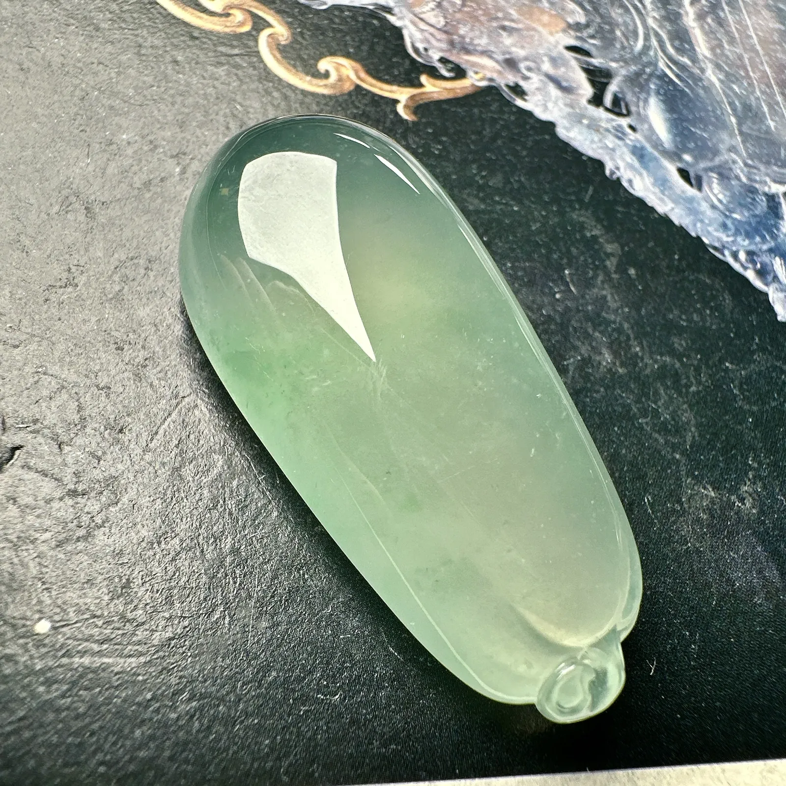 【冰种福瓜吊坠】种水上乘，晶莹剔透，纯净通透，莹光感很强。