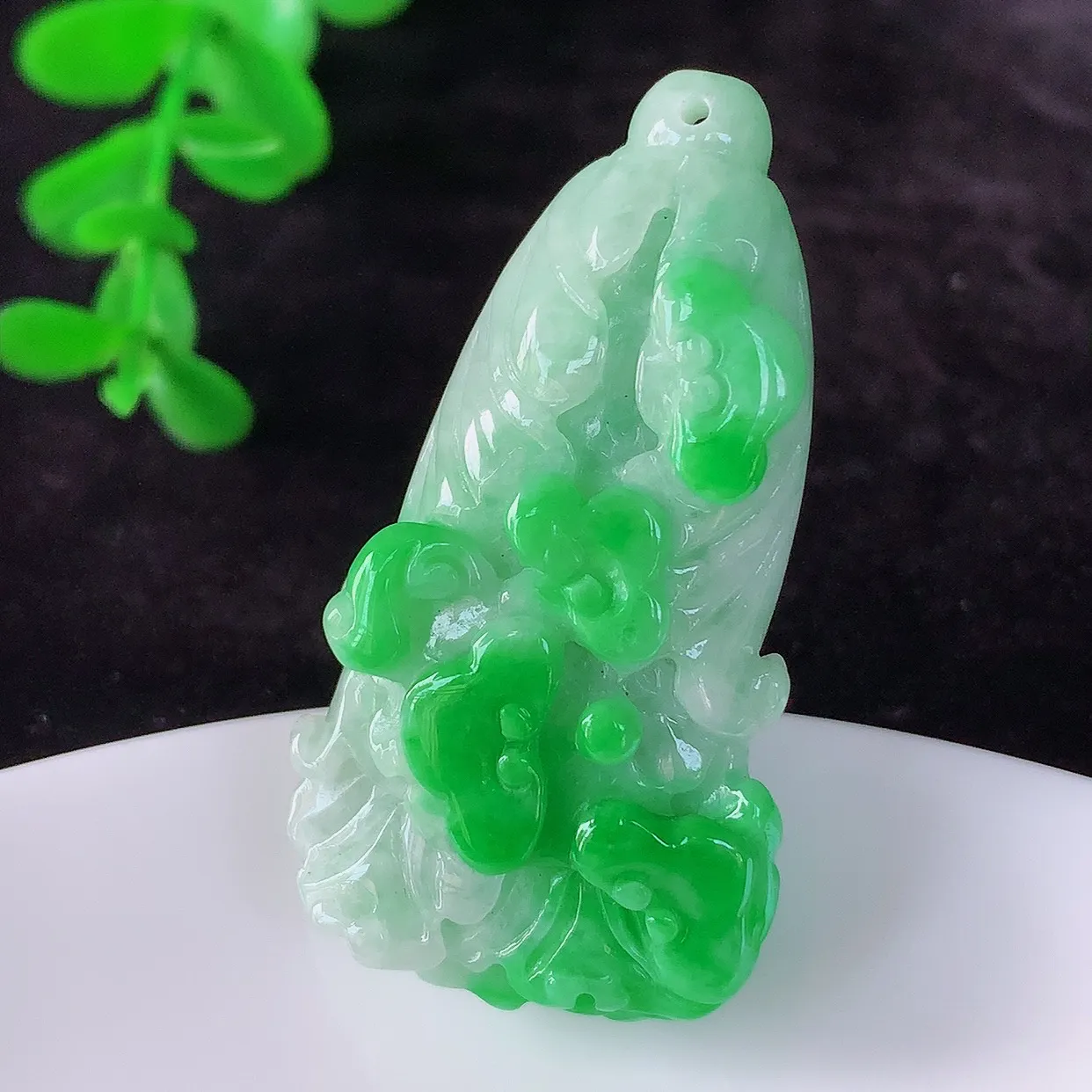 自然光实拍 冰润冰糯种飘阳绿翡翠招百财白菜吊坠，百财聚来，财源滚滚，色泽鲜艳，精工水润的白菜，性价比高！#1.7