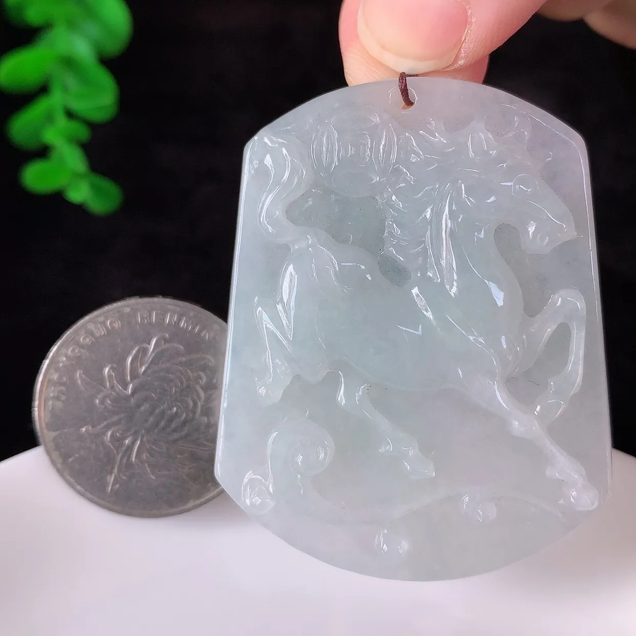 自然光实拍 冰润冰种翡翠生肖马吊坠，马上有钱，种老水足，翠色灵动，寓意美好，佩戴时尚出众！#60.7