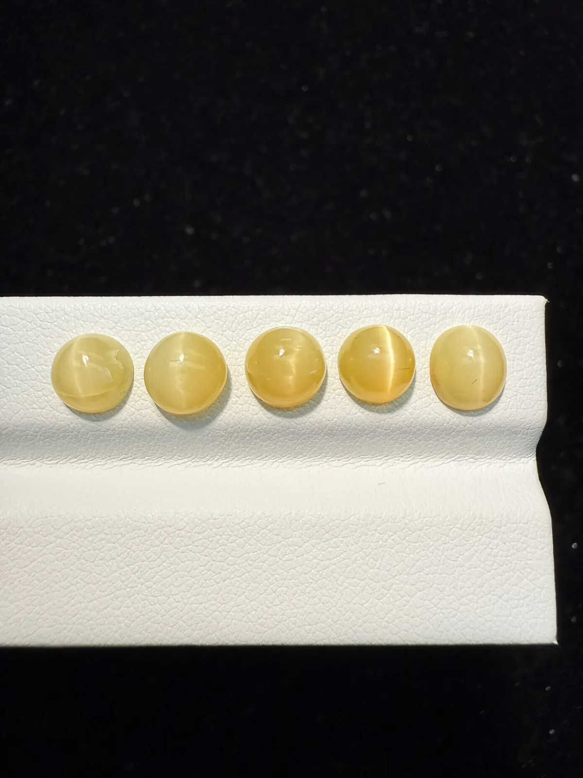 5.655ct天然欧泊猫眼裸石，尺寸7.2*7.3*4.4mm，颜色美艳 ，眼线犀利