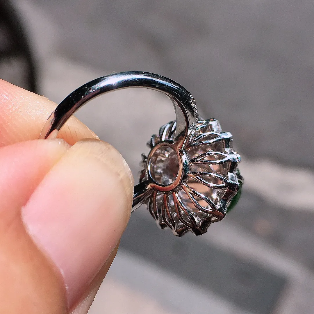 阳绿蛋面戒指，色泽均匀艳丽，玉质细腻，荧光感超
强，饱满水润，气质满满。18k
金豪华镶嵌