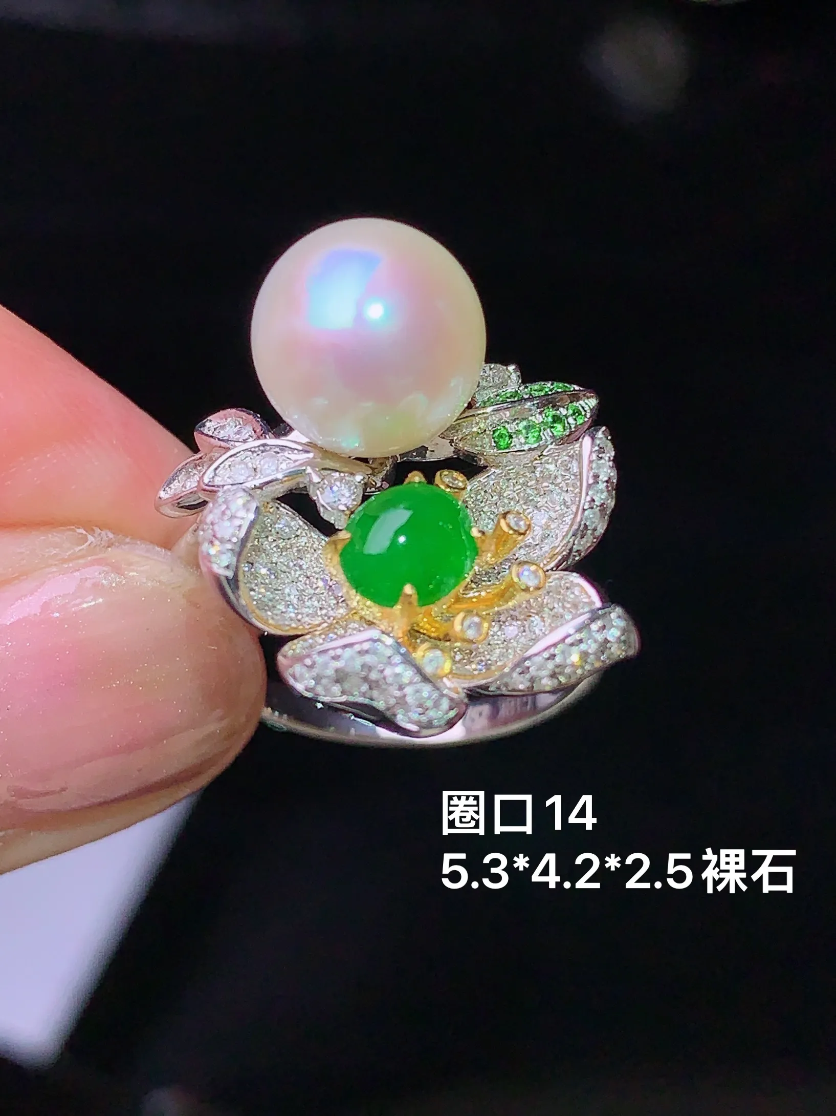 18k金钻镶嵌满绿蛋面戒指 玉质细腻 色泽艳丽 圈口14 整体尺寸5.3*4.2*2.5