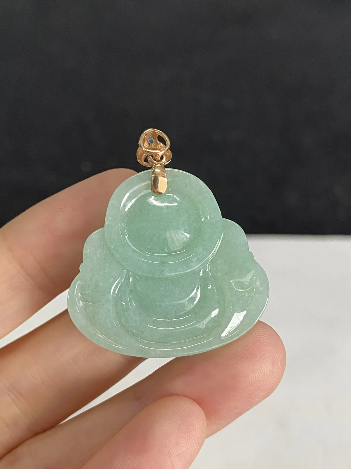 翡翠糯化种淡绿色佛公吊坠，印记：Au750,伴钻石