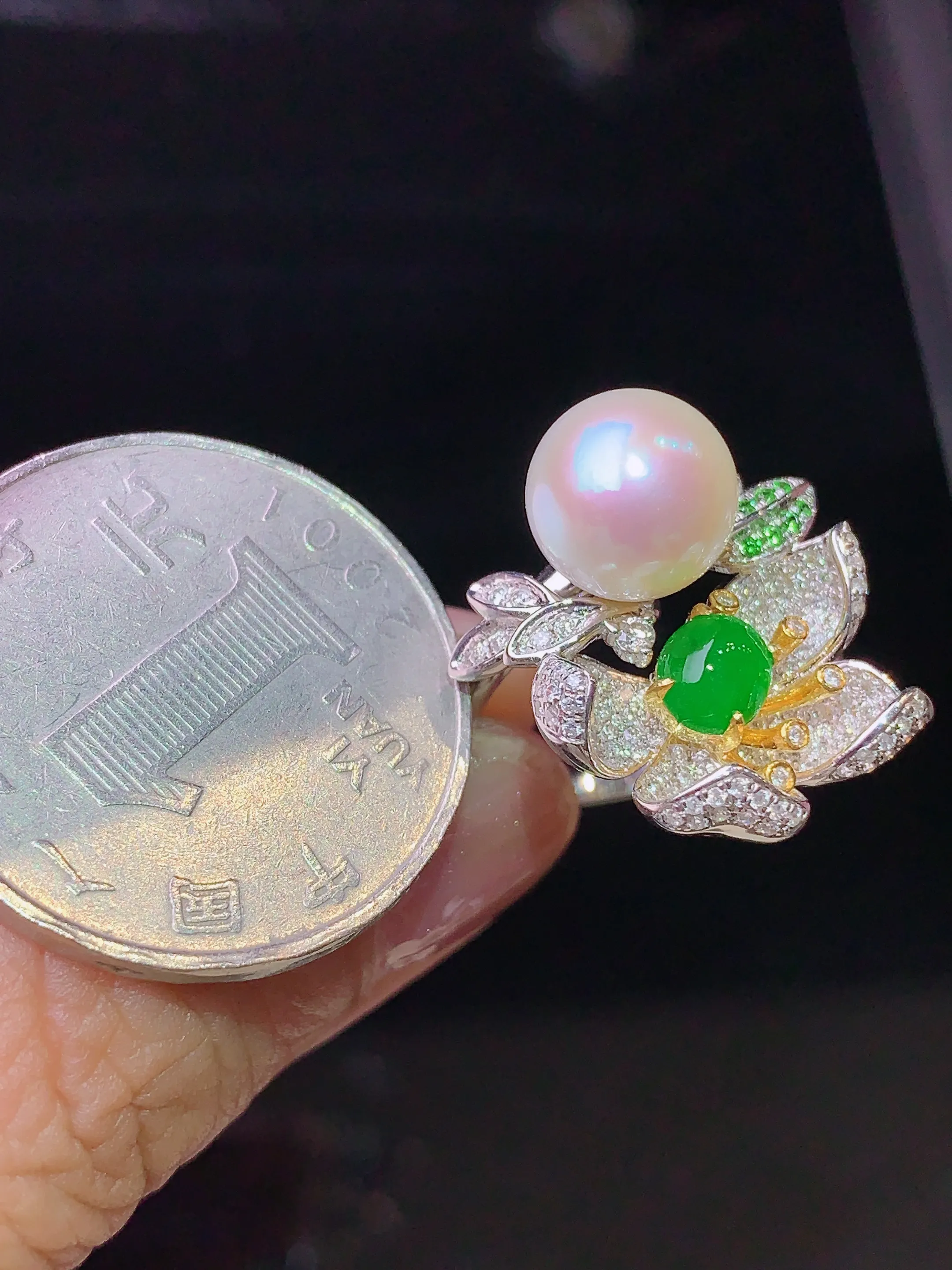 18k金钻镶嵌满绿蛋面戒指 玉质细腻 色泽艳丽 圈口14 整体尺寸5.3*4.2*2.5