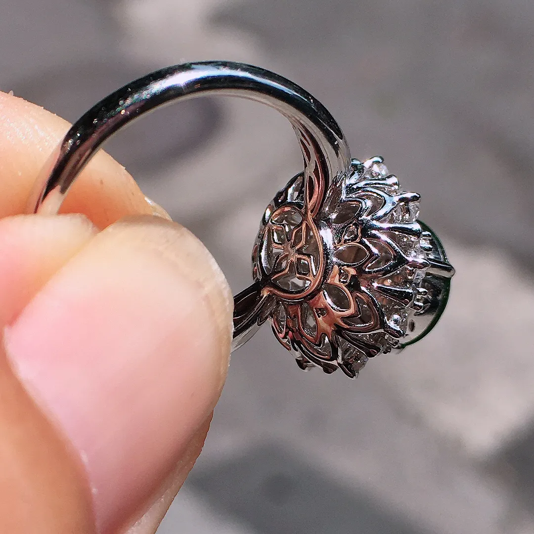 阳绿蛋面戒指，色泽均匀艳丽，玉质细腻，荧光感超
强，饱满水润，气质满满。18k
金豪华镶嵌