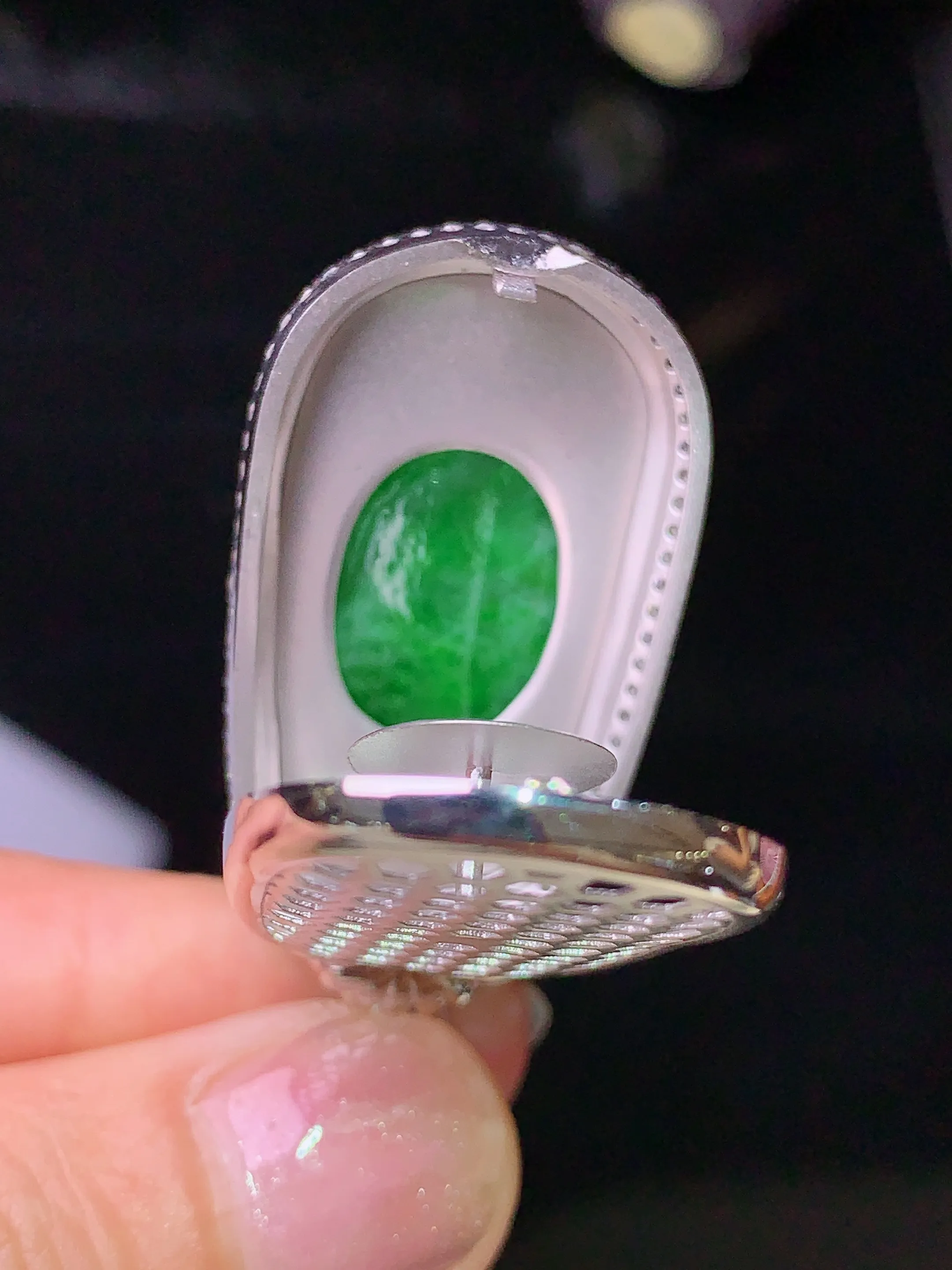 18k金钻镶嵌翠绿如意吊坠 玉质细腻 色泽艳丽 整体尺寸42.2*19.8*10