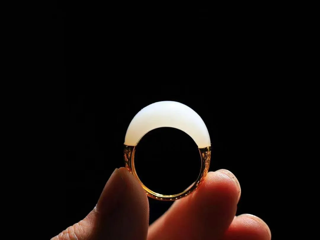 【金镶玉.戒指】

精品和田玉白玉18k金戒指 玉质细腻温润 油性十足 ，不论时光如何流转变化，这枚戒指始终闪耀着最初的光芒。精工镶嵌18K金 （保真金 可检测贵金属18K金） 重5.2克 尺寸17.7-12.6-6.6mm 7850979T
