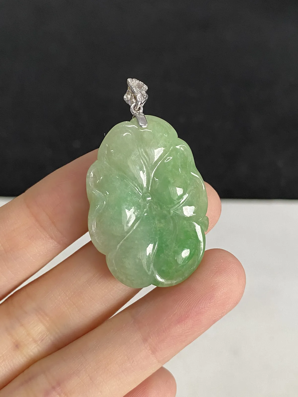 翡翠糯化种浅绿色吊坠，印记：G18K,伴钻石