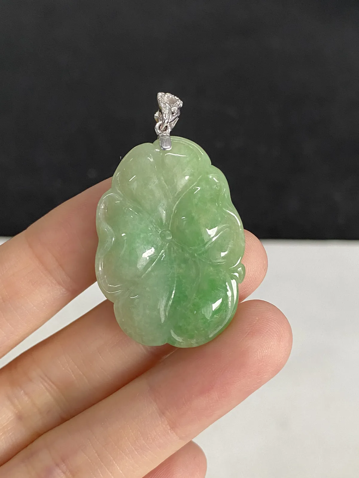 翡翠糯化种浅绿色吊坠，印记：G18K,伴钻石