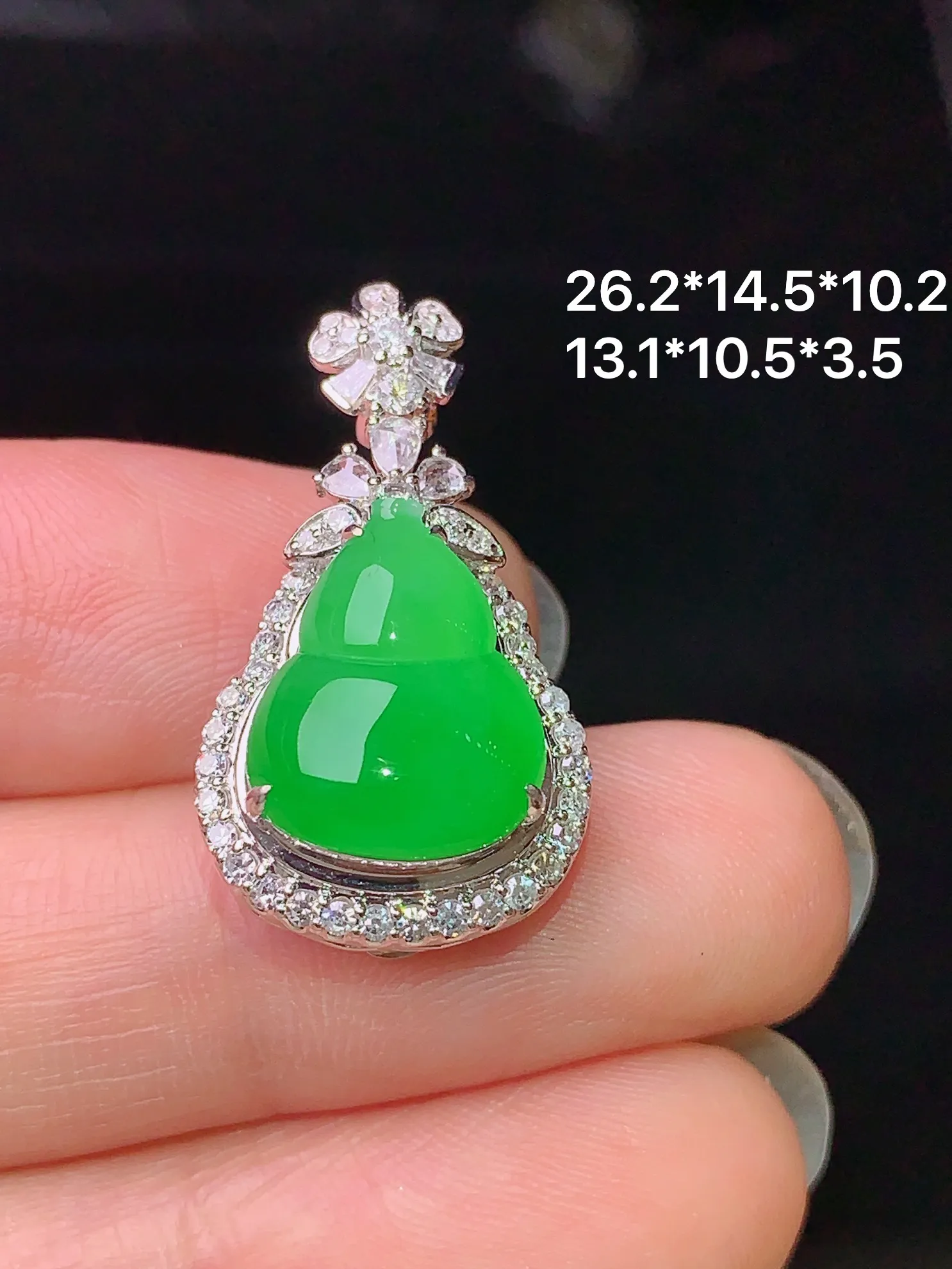 18k金钻镶嵌满绿葫芦吊坠 玉质细腻 色泽艳丽 整体尺寸26.2*14.5*10.2