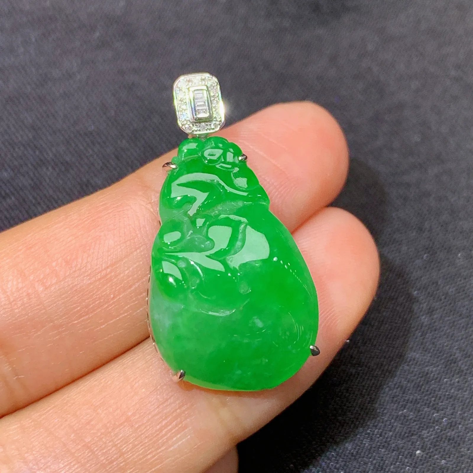 阳绿寿桃吊坠，灵猴献瑞，18k金镶嵌，冰润色阳，种水足 尺寸29.3*14.9*8