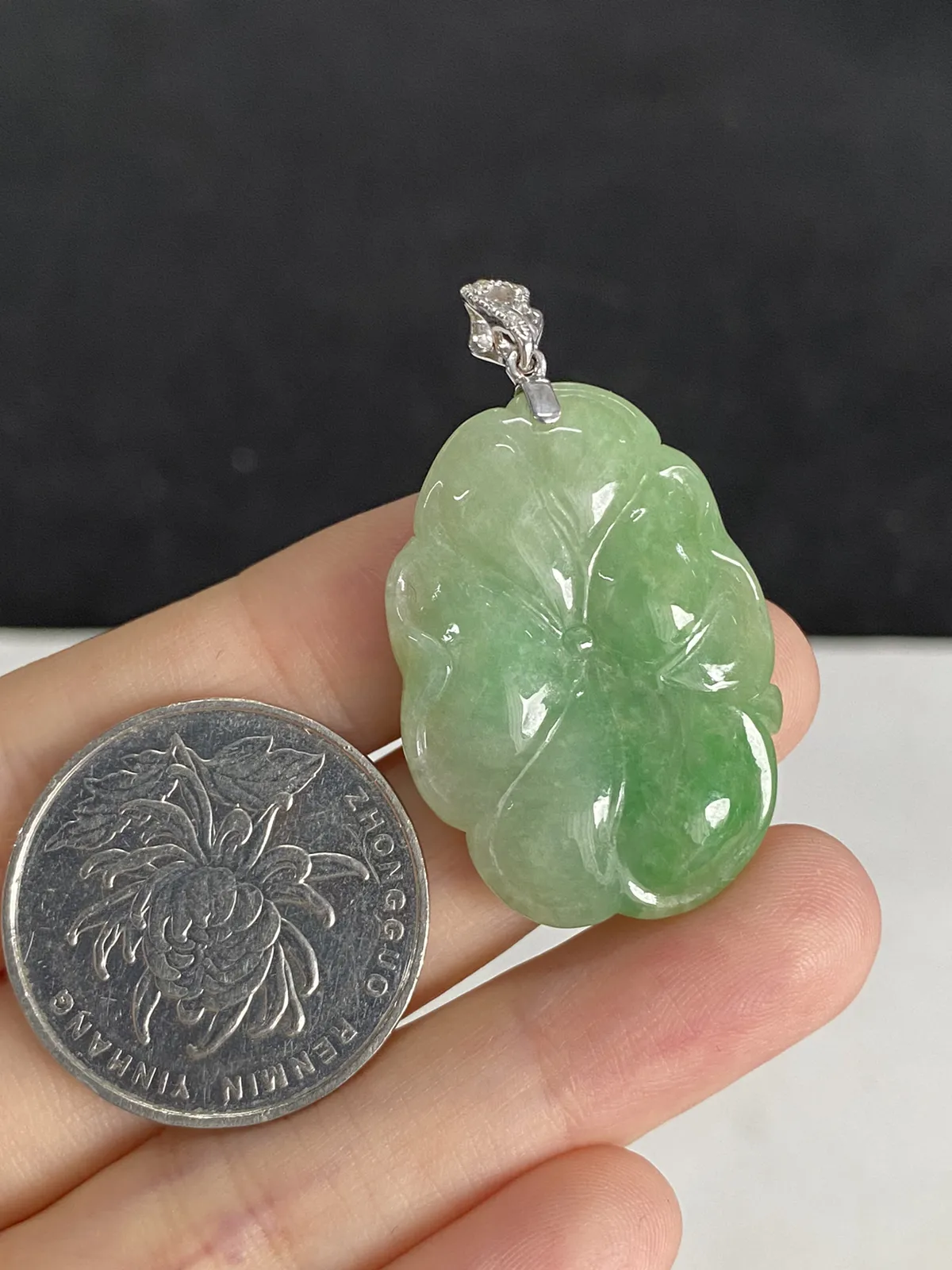 翡翠糯化种浅绿色吊坠，印记：G18K,伴钻石