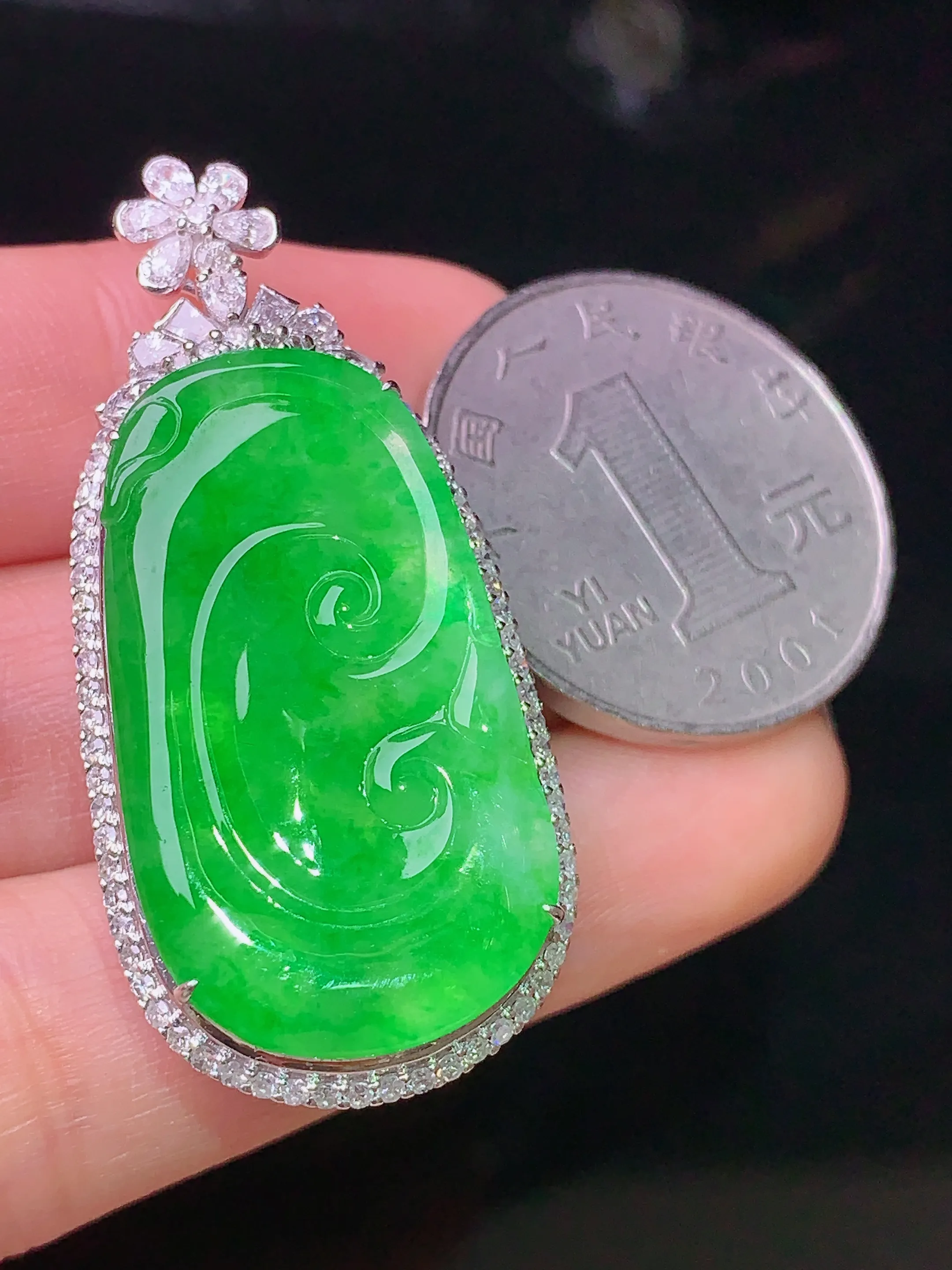 18k金钻镶嵌翠绿如意吊坠 玉质细腻 色泽艳丽 整体尺寸42.2*19.8*10