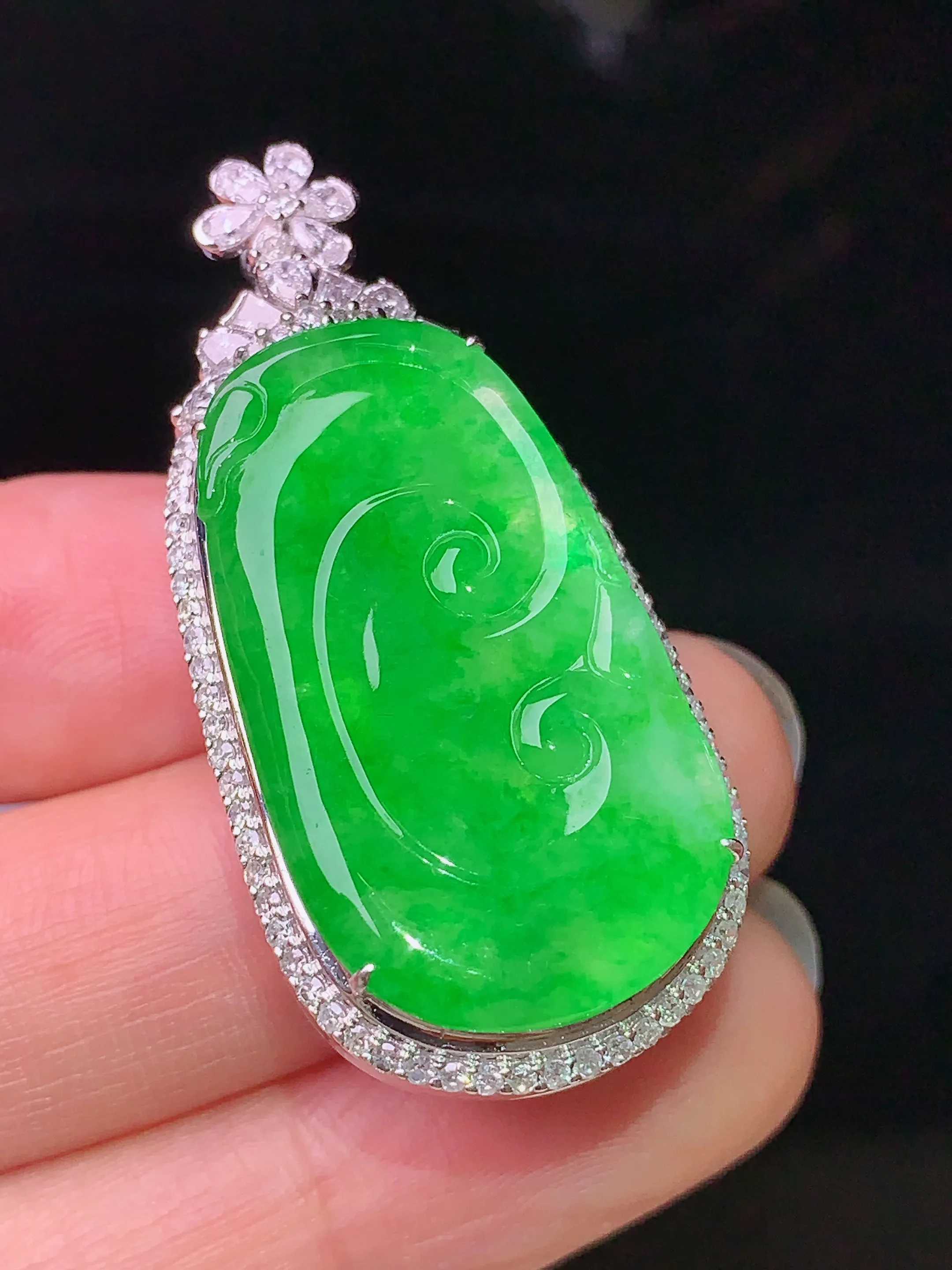 18k金钻镶嵌翠绿如意吊坠 玉质细腻 色泽艳丽 整体尺寸42.2*19.8*10