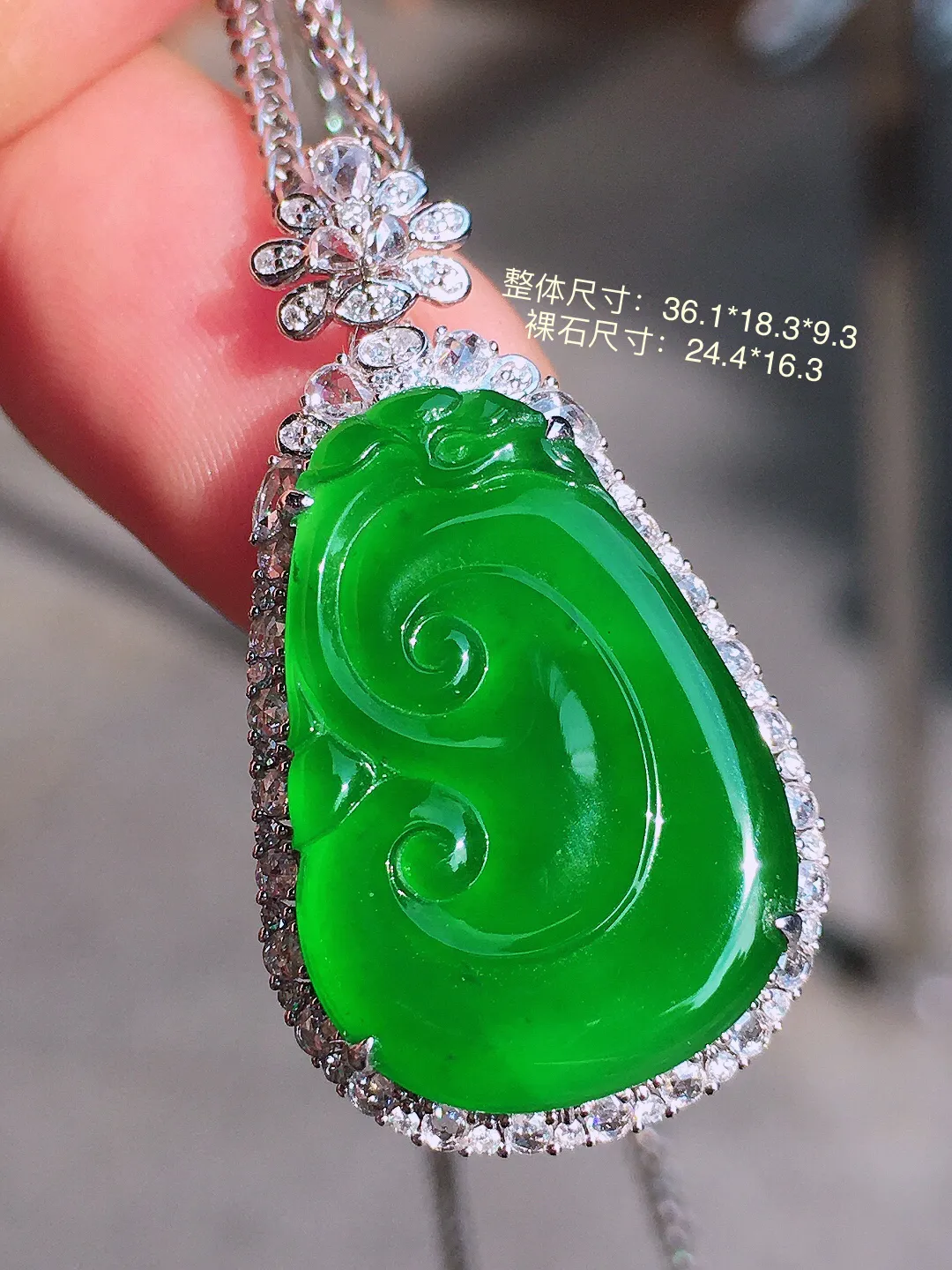 满绿如意吊坠，色泽均匀浓郁，玉质细腻，荧光感超
强，饱满水润，气质满满。18k
金豪华镶嵌