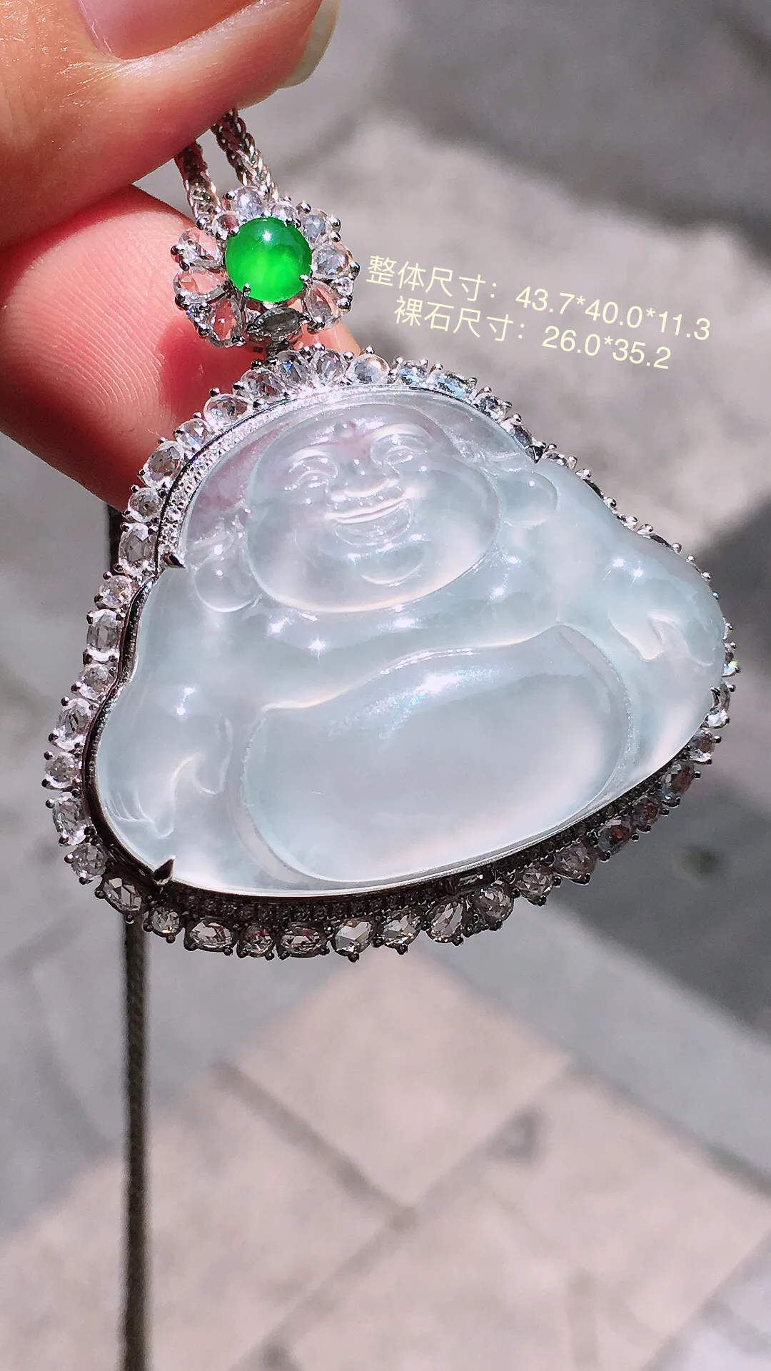 冰种佛公吊坠，玉质细腻，荧光感超
强，饱满水润，气质满满。18k
金豪华镶嵌