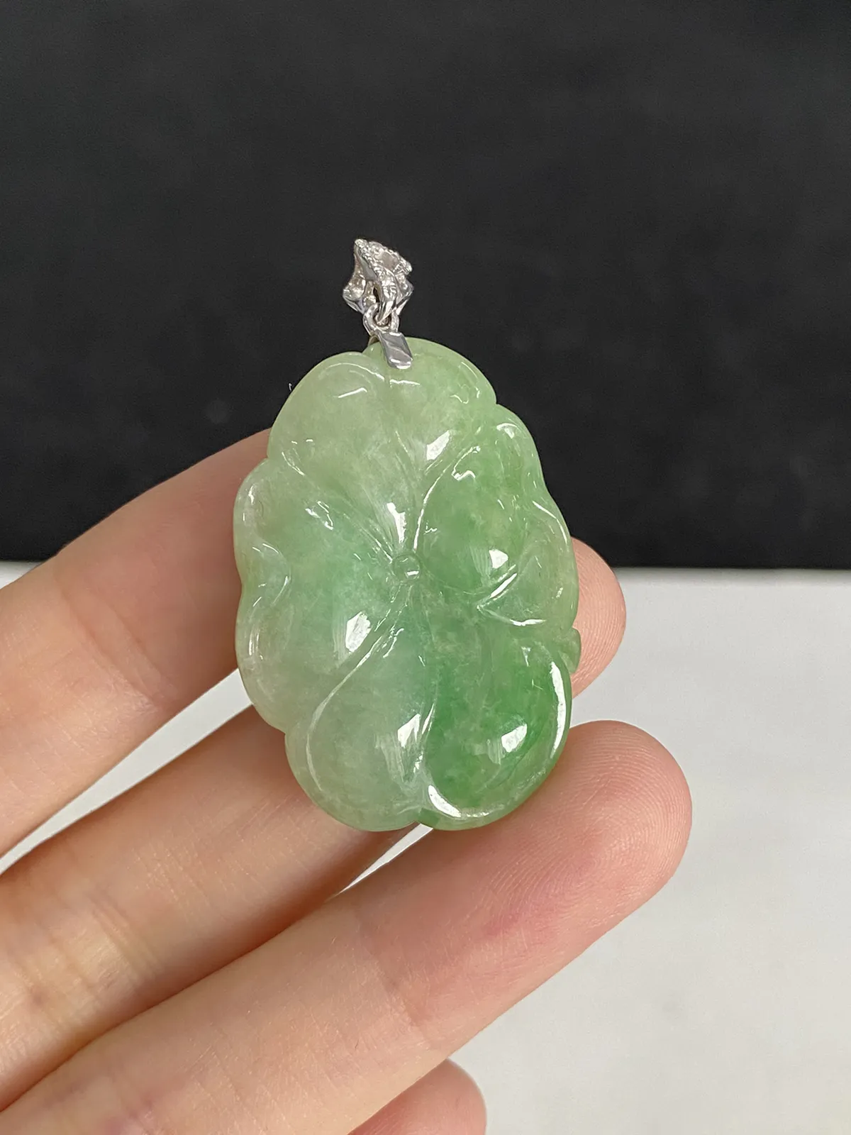 翡翠糯化种浅绿色吊坠，印记：G18K,伴钻石