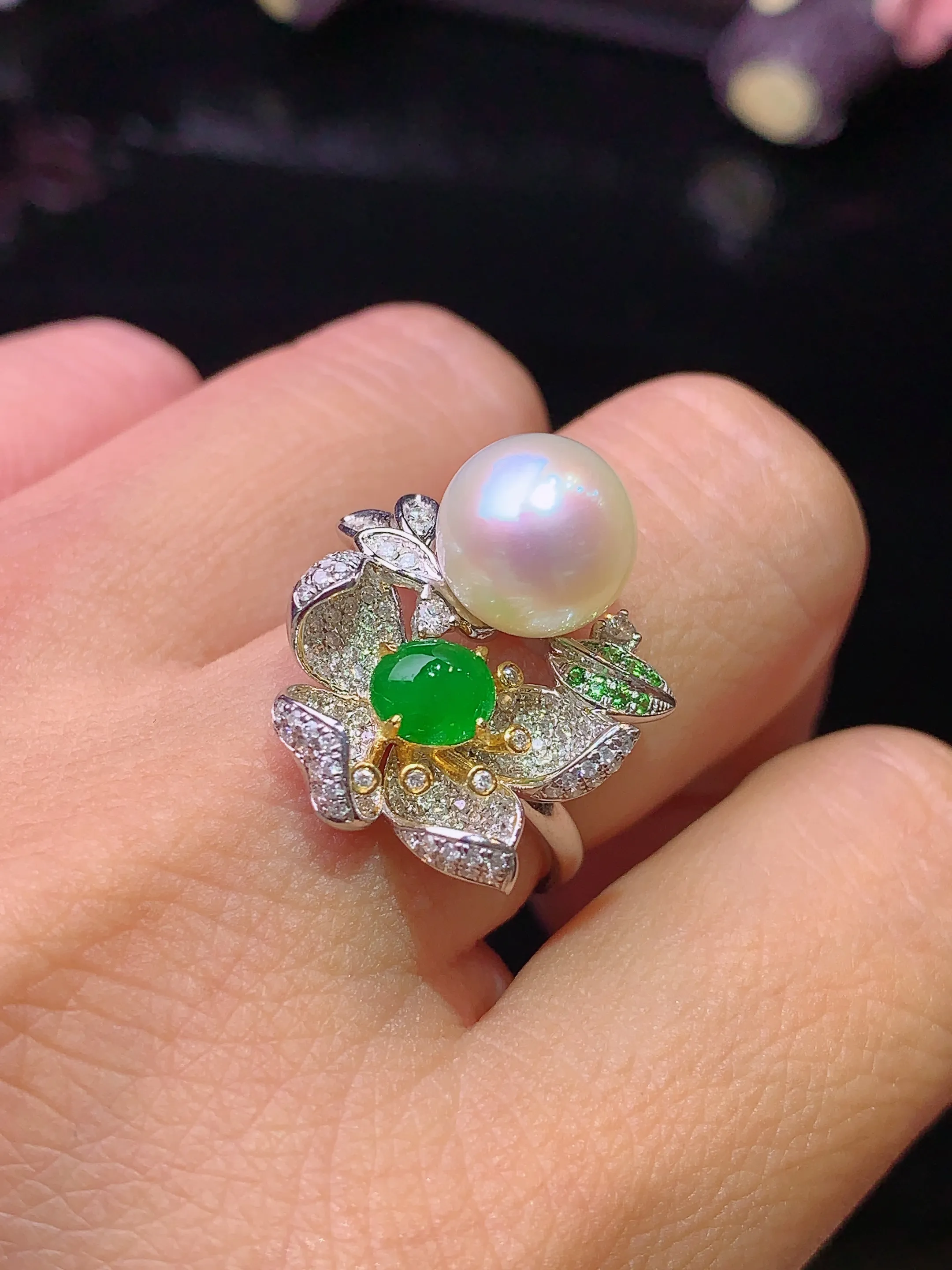 18k金钻镶嵌满绿蛋面戒指 玉质细腻 色泽艳丽 圈口14 整体尺寸5.3*4.2*2.5