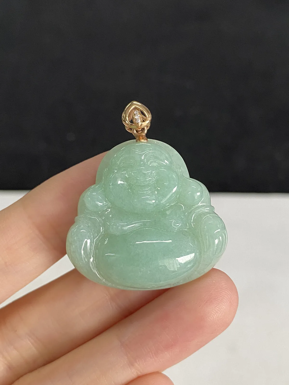 翡翠糯化种淡绿色佛公吊坠，印记：Au750,伴钻石