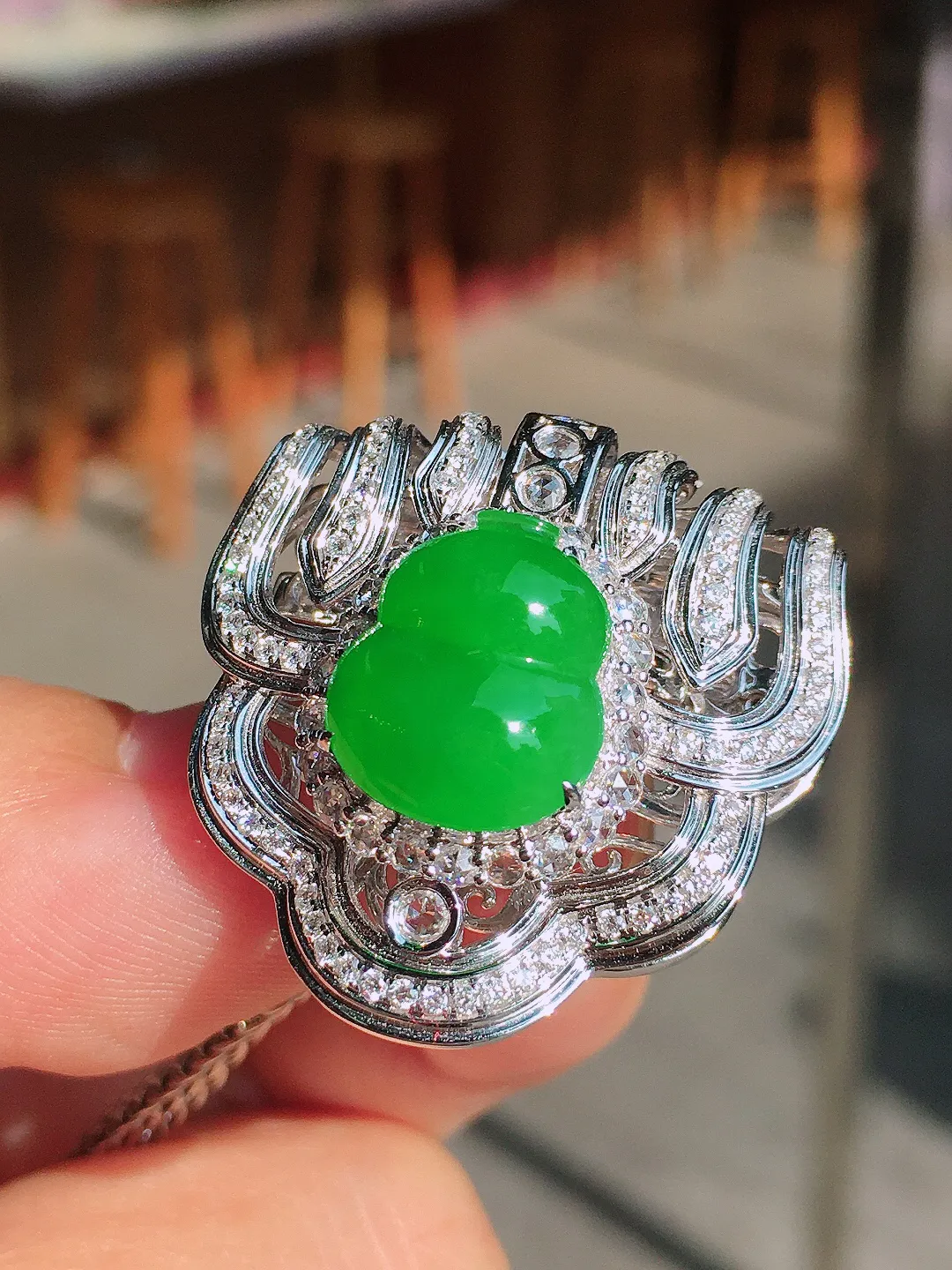 阳绿葫芦吊坠/领夹/胸针三用款，色泽均匀艳丽，玉质细腻，荧光感超
强，饱满水润，气质满满。18k
金豪华镶嵌
