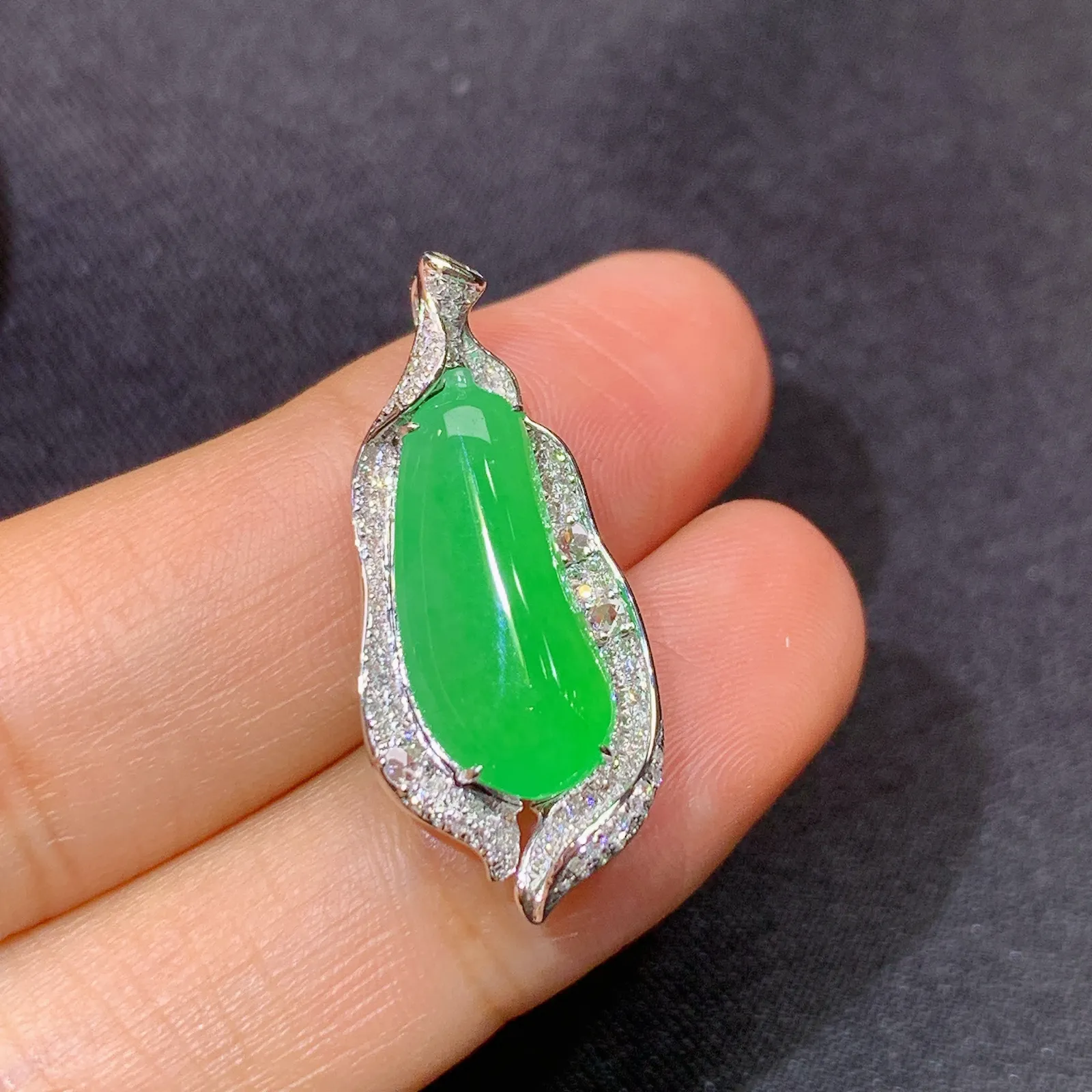 阳绿福瓜吊坠，18k金镶嵌，色泽鲜阳，冰润细腻 尺寸27.1*12*5.6