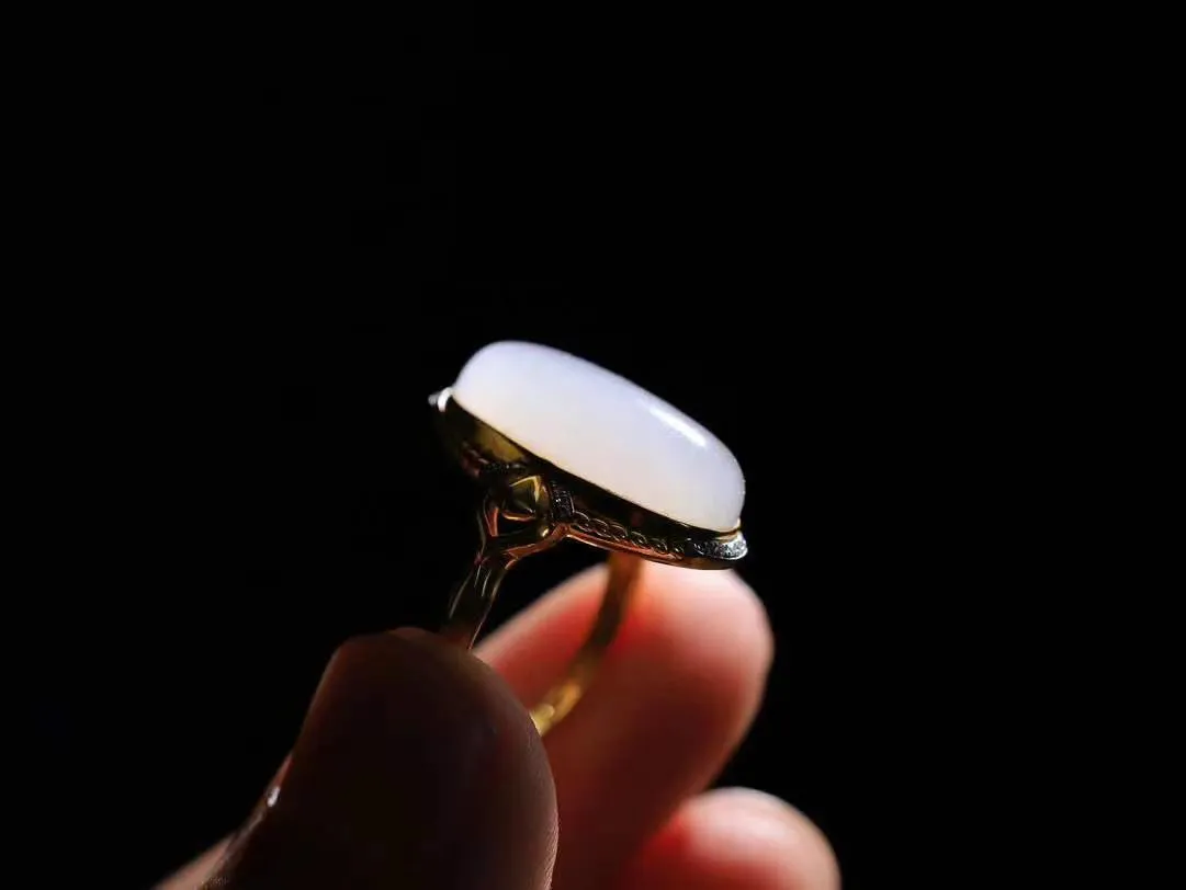 【金镶玉.戒指】

精品和田玉烟紫18k金戒指 玉质细腻温润 油性十足 ，不论时光如何流转变化，这枚戒指始终闪耀着最初的光芒。精工镶嵌18K金 （保真金 可检测贵金属18K金） 重4.1克 尺寸17-19.5-9.5mm 7850979T