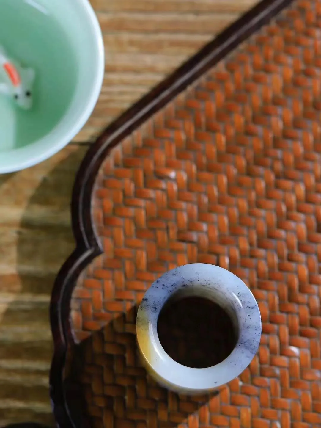 【古韵·扳指】

精品和田玉青花带糖扳指，玉质温润，油润感十足， 整器古韵生辉。优雅高贵。运筹帷幄于掌中，决胜于千里之外。
重43.4克 内径圈口22mm 尺寸30-5.7mm   FDL-3650942