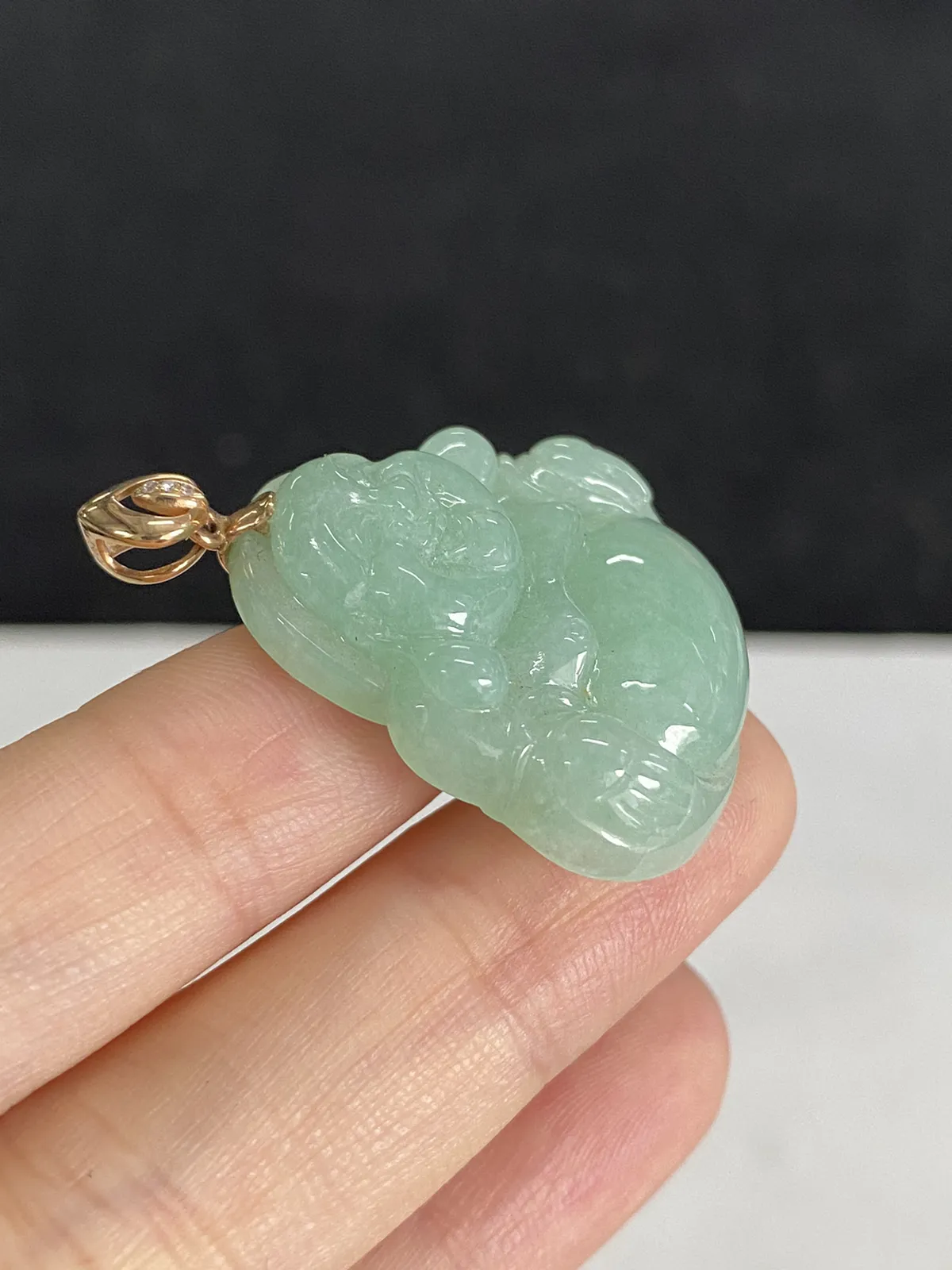 翡翠糯化种淡绿色佛公吊坠，印记：Au750,伴钻石